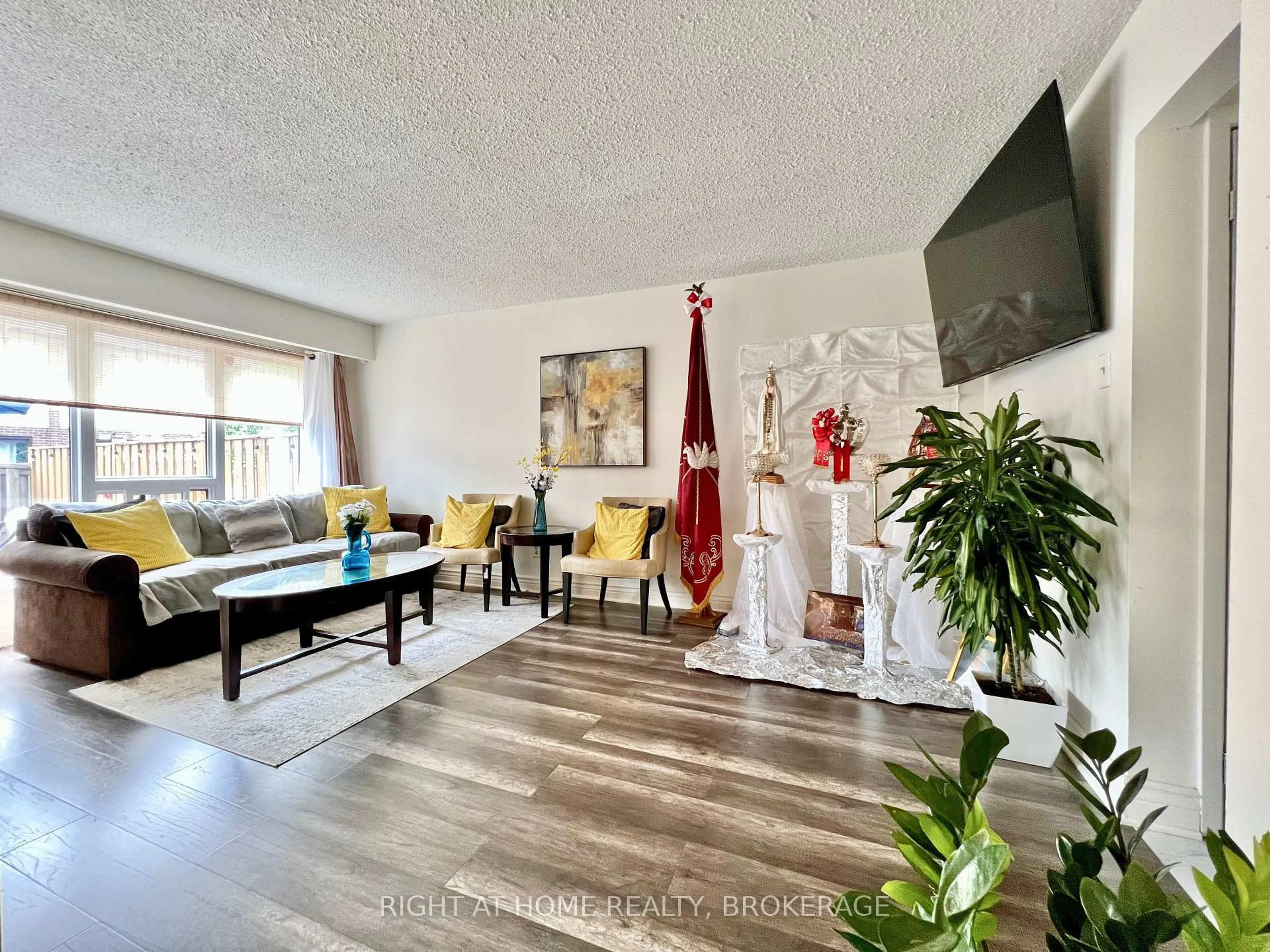 Living room with furniture, wood/laminate floor for 25 Baronwood Crt, Brampton Ontario L6V 3H6