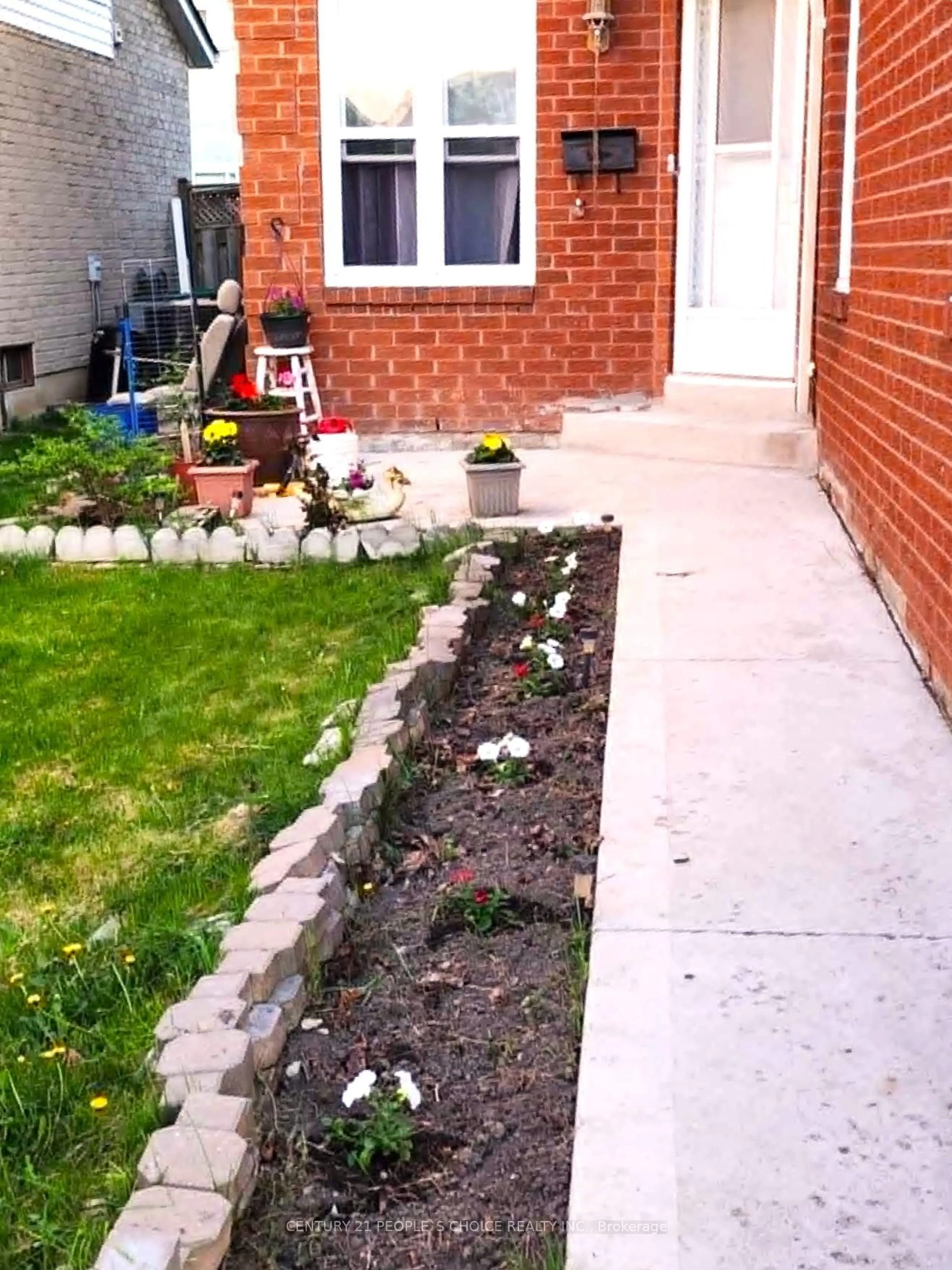 Patio, street for 9 Ravenswood Dr, Brampton Ontario L6Y 3Y5