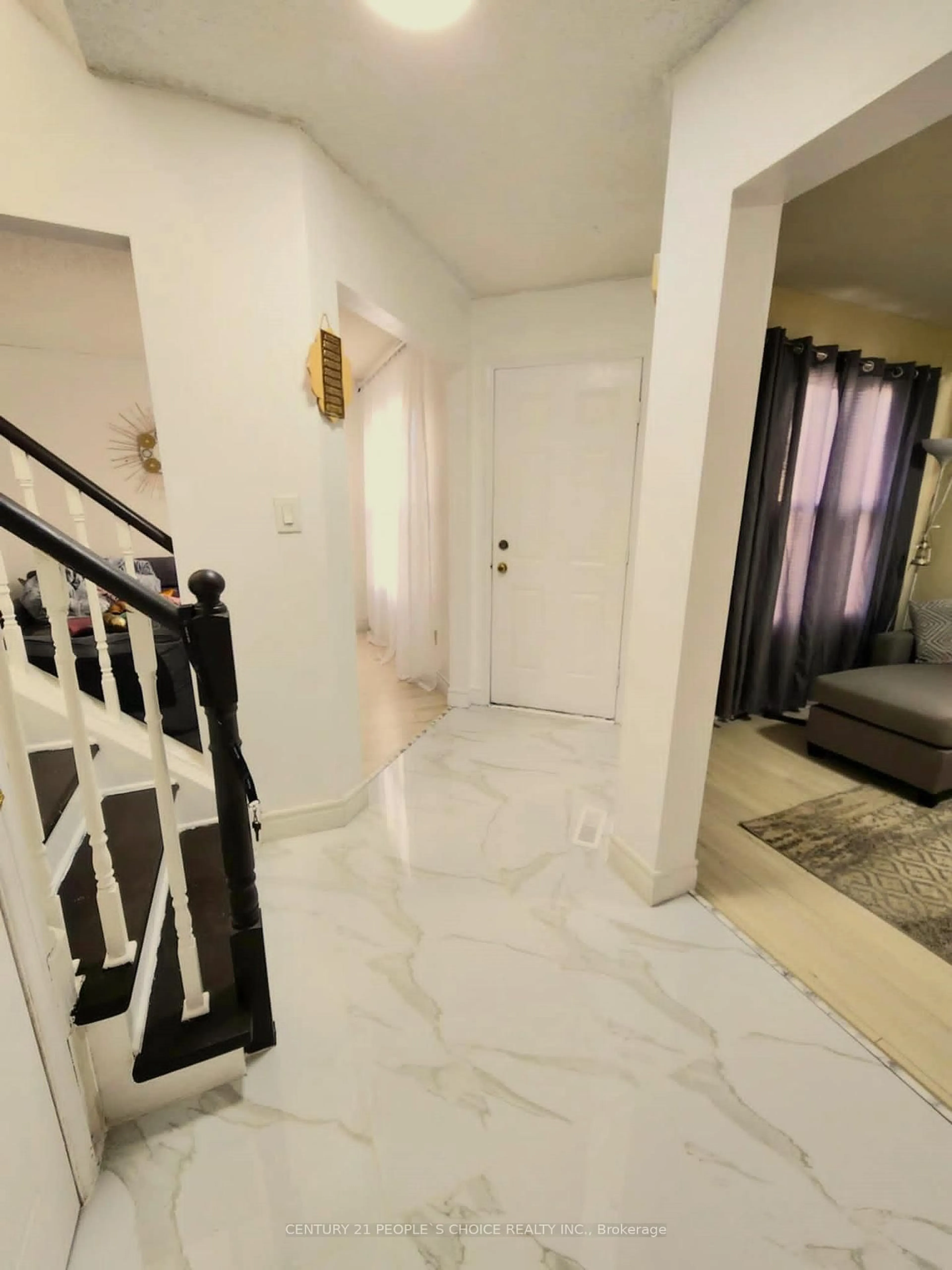 Indoor foyer for 9 Ravenswood Dr, Brampton Ontario L6Y 3Y5
