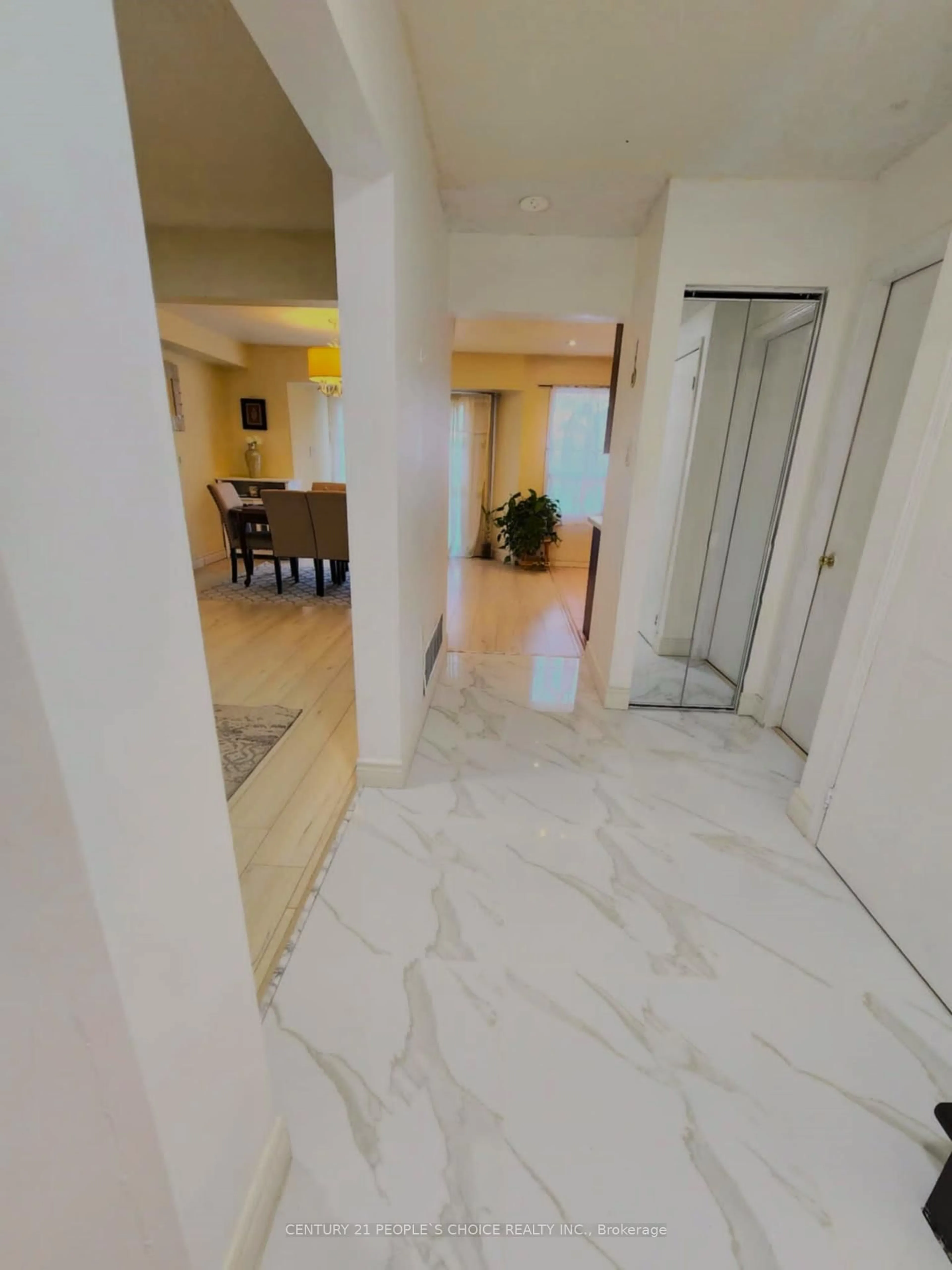 Indoor foyer for 9 Ravenswood Dr, Brampton Ontario L6Y 3Y5
