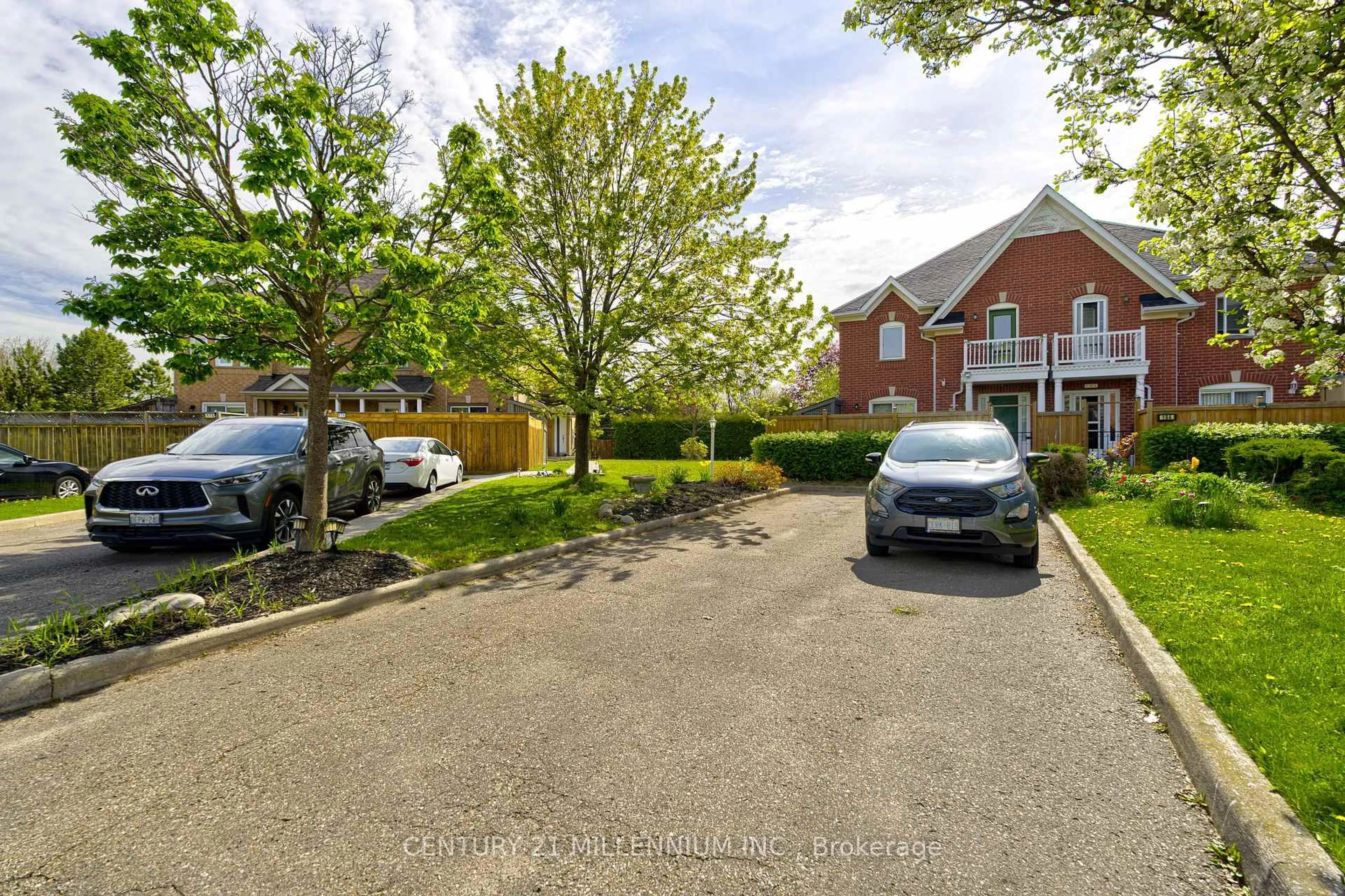 A pic from outside/outdoor area/front of a property/back of a property/a pic from drone, street for 180 Pressed Brick Dr, Brampton Ontario L6V 4K6