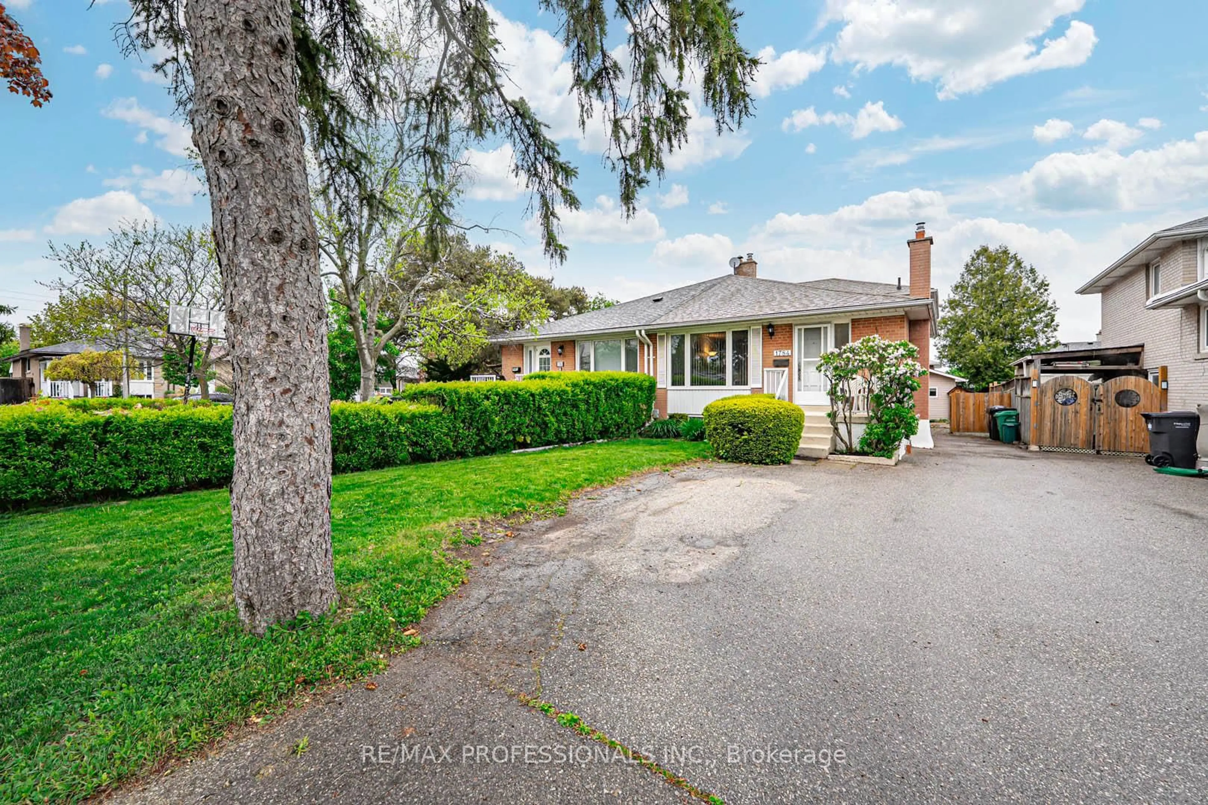 A pic from outside/outdoor area/front of a property/back of a property/a pic from drone, street for 1784 Sandgate Cres, Mississauga Ontario L5J 2E8