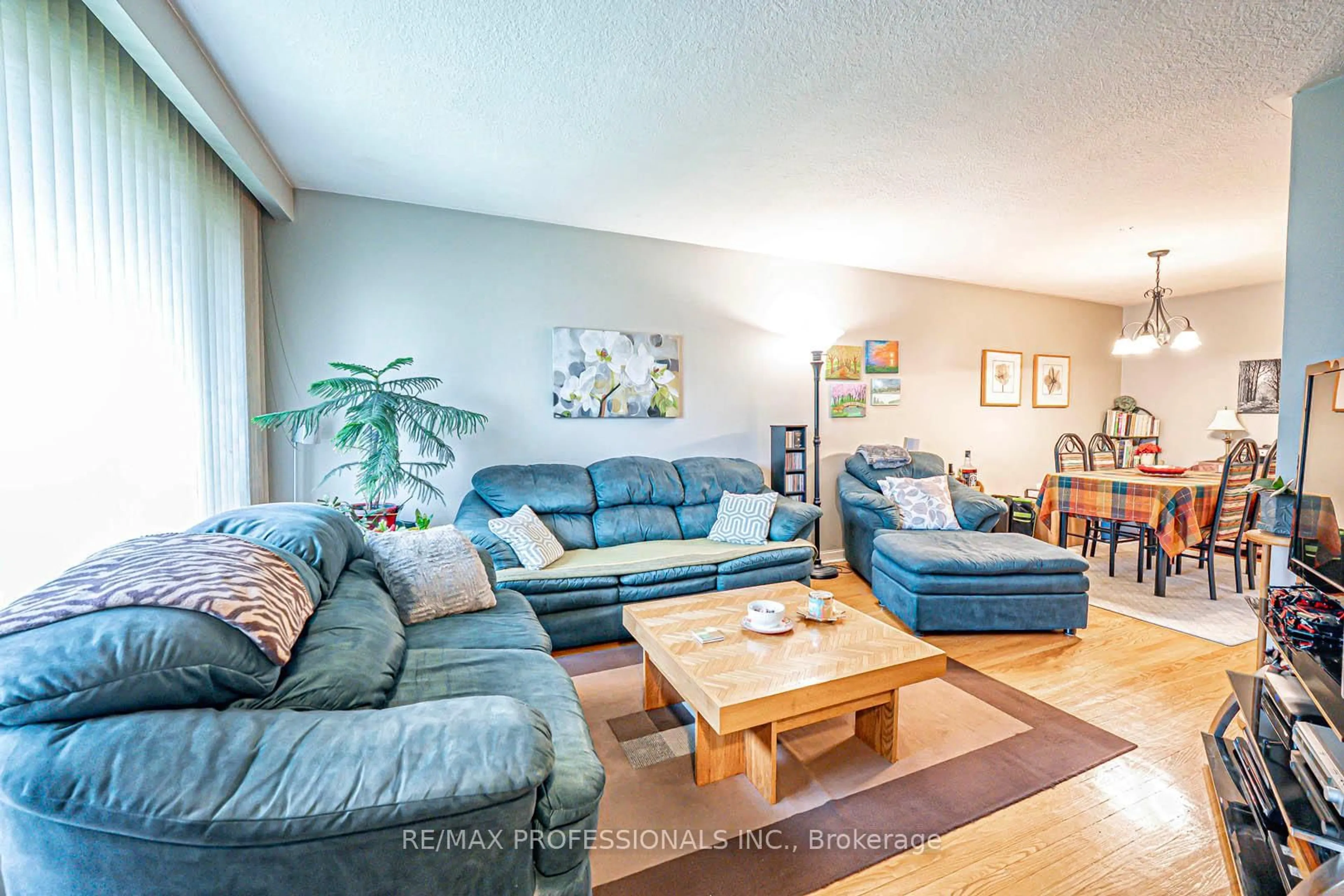 Living room with furniture, wood/laminate floor for 1784 Sandgate Cres, Mississauga Ontario L5J 2E8