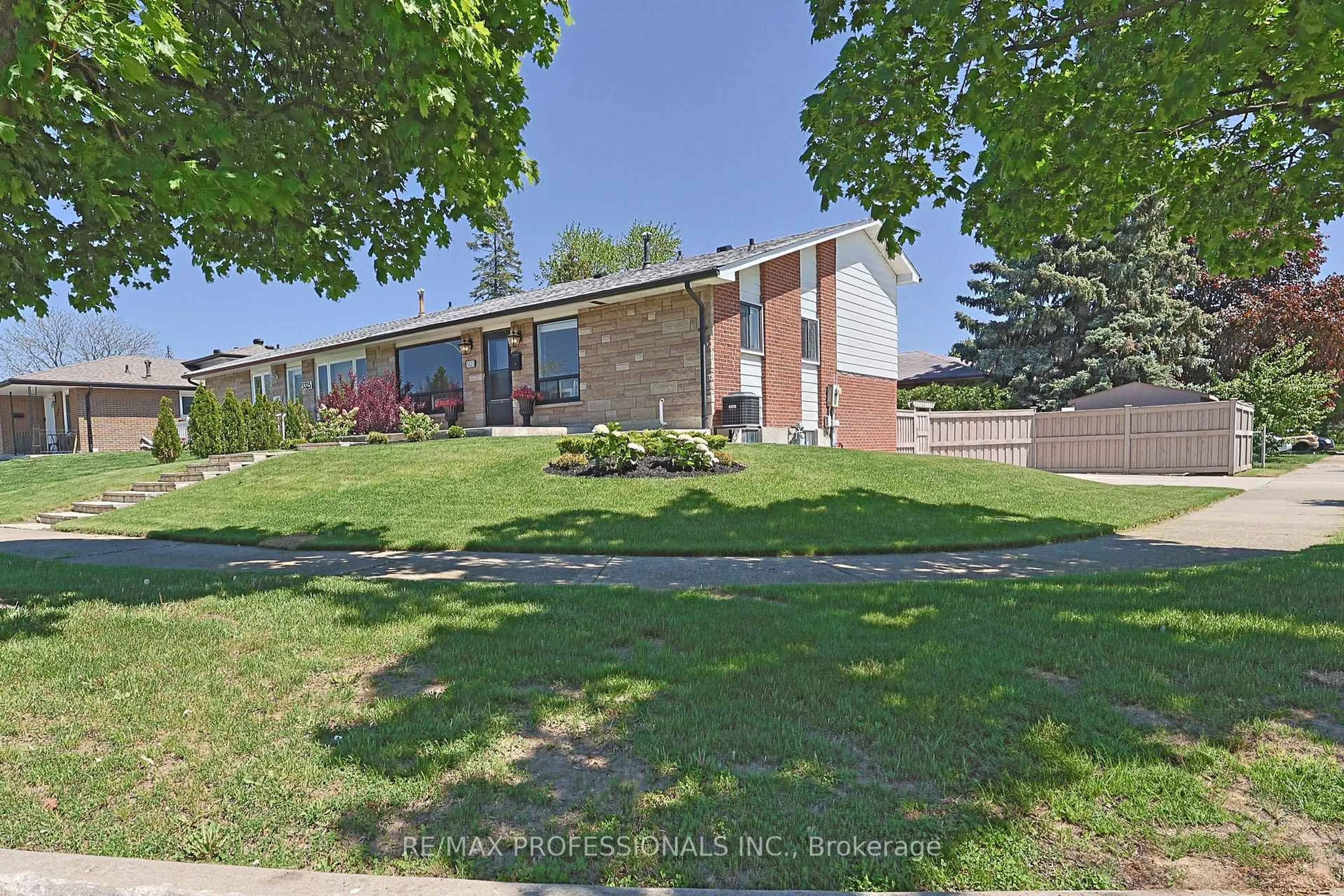 A pic from outside/outdoor area/front of a property/back of a property/a pic from drone, street for 3323 Homark Dr, Mississauga Ontario L4Y 2K5
