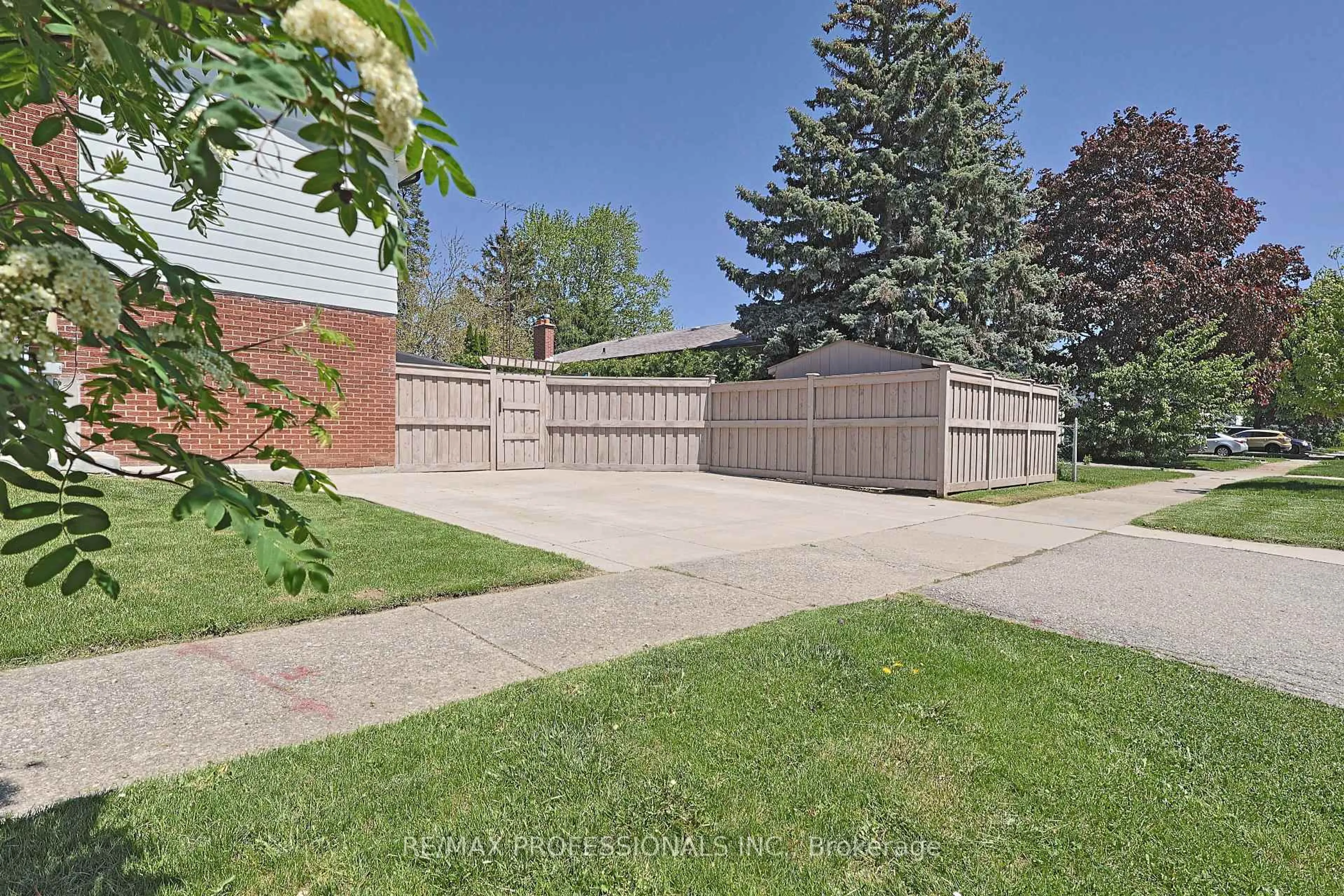 Patio, street for 3323 Homark Dr, Mississauga Ontario L4Y 2K5