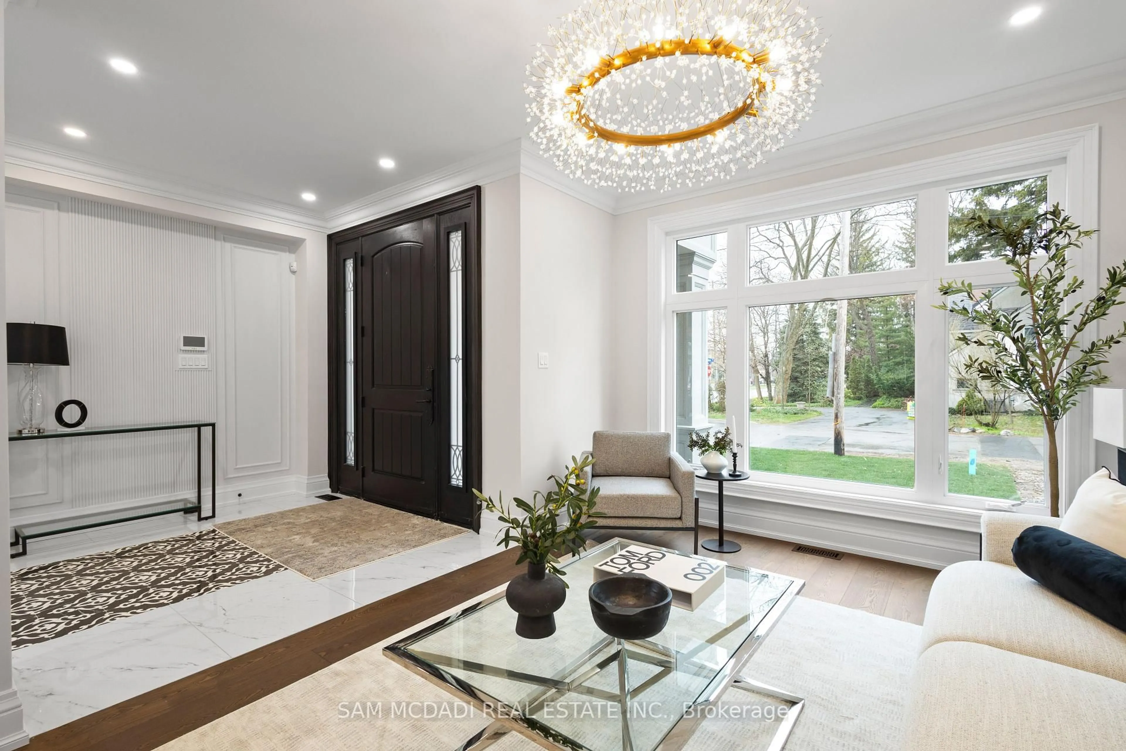 Indoor foyer for 72 Oakes Dr, Mississauga Ontario L5G 3M1