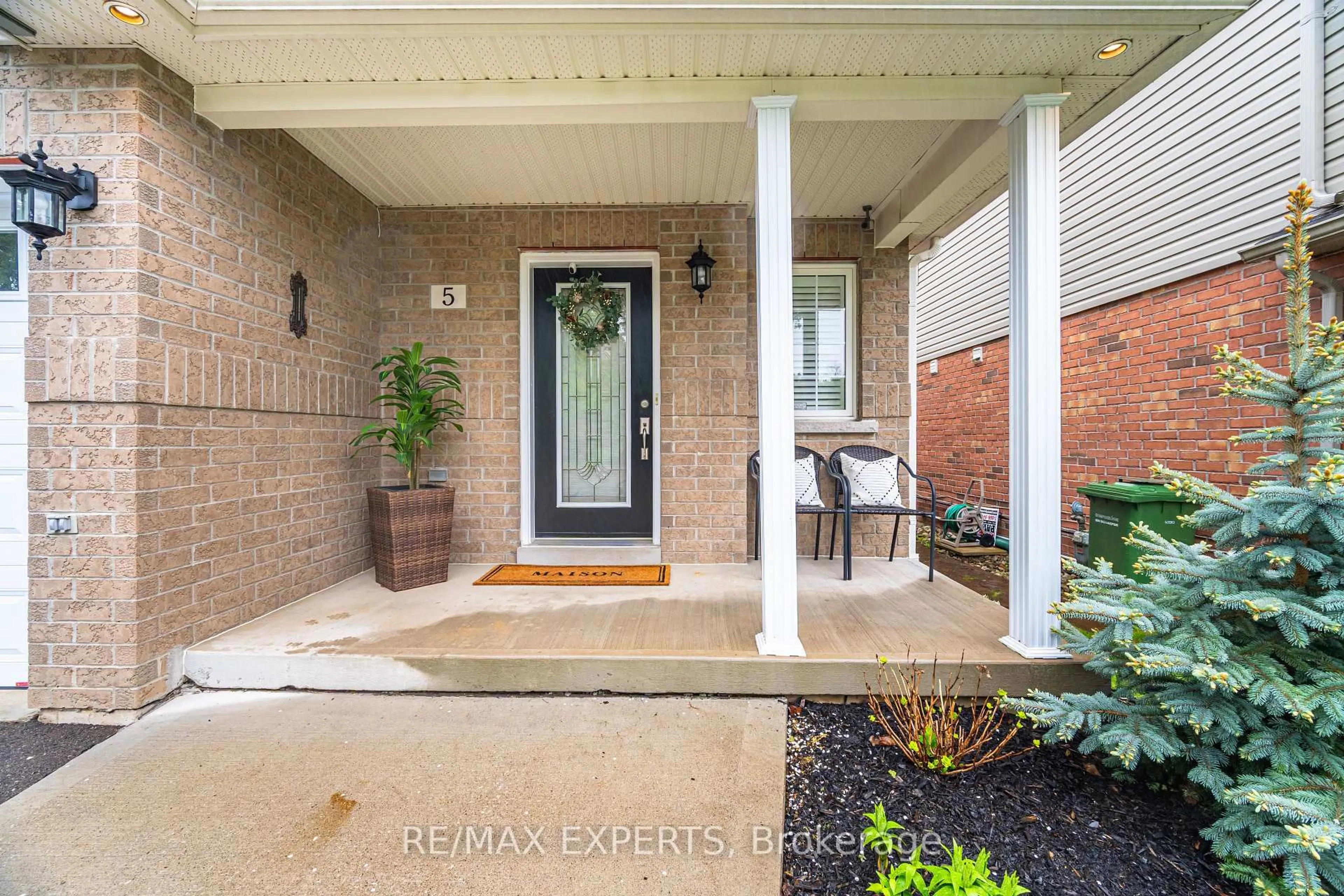Indoor entryway for 5 Leamster Tr, Caledon Ontario L7C 1G9