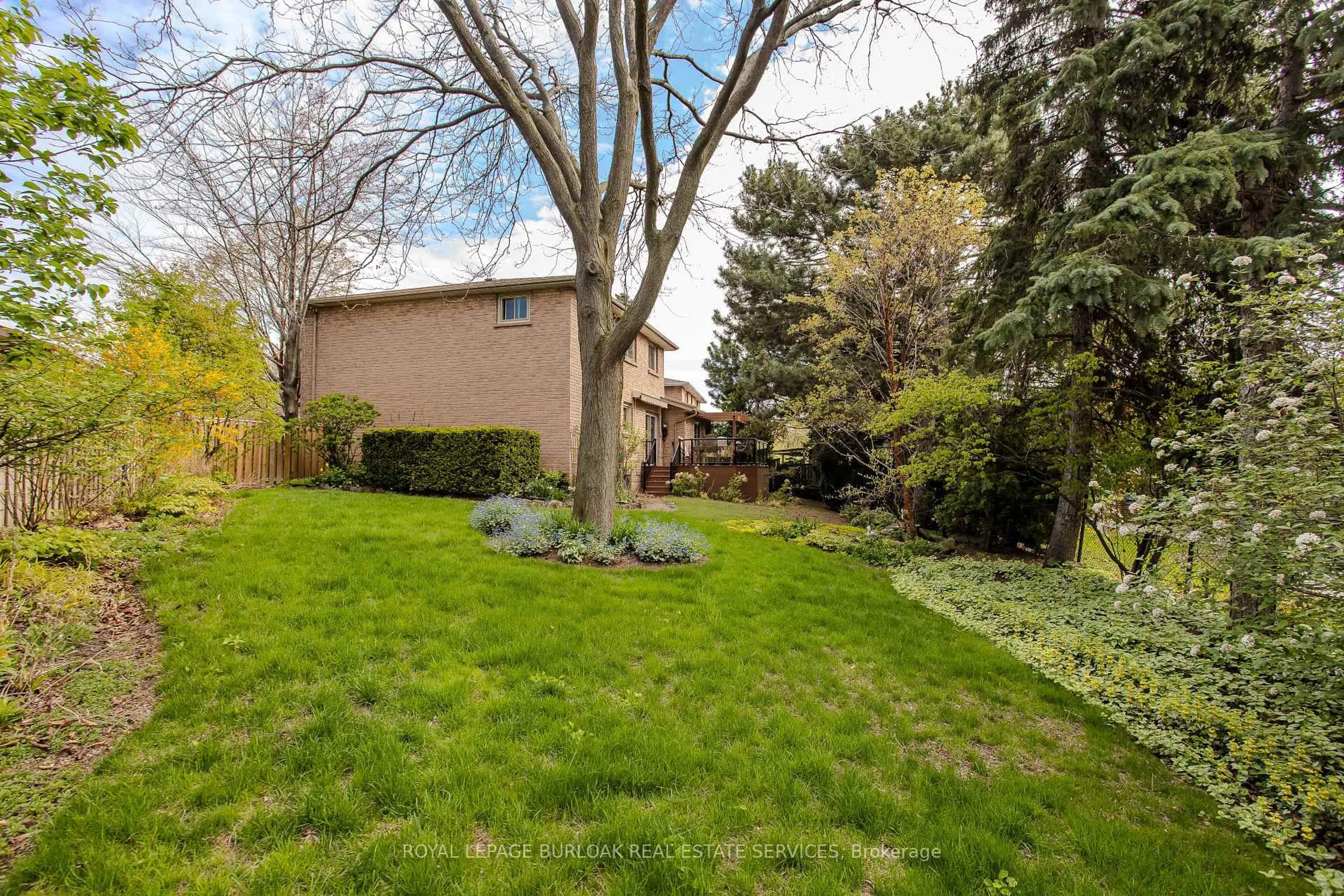 Patio, street for 318 Slade Cres, Oakville Ontario L6K 3R4