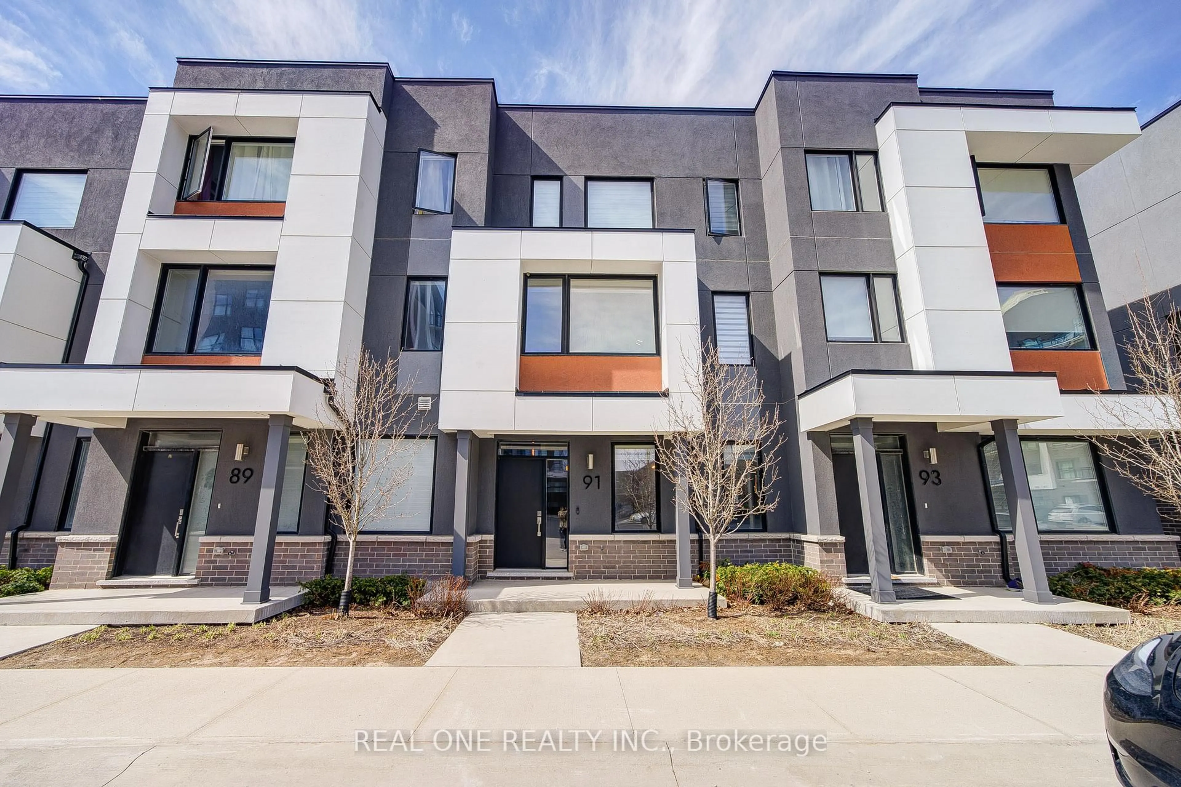 A pic from outside/outdoor area/front of a property/back of a property/a pic from drone, street for 91 Grovewood Common N/A, Oakville Ontario L6H 0X4