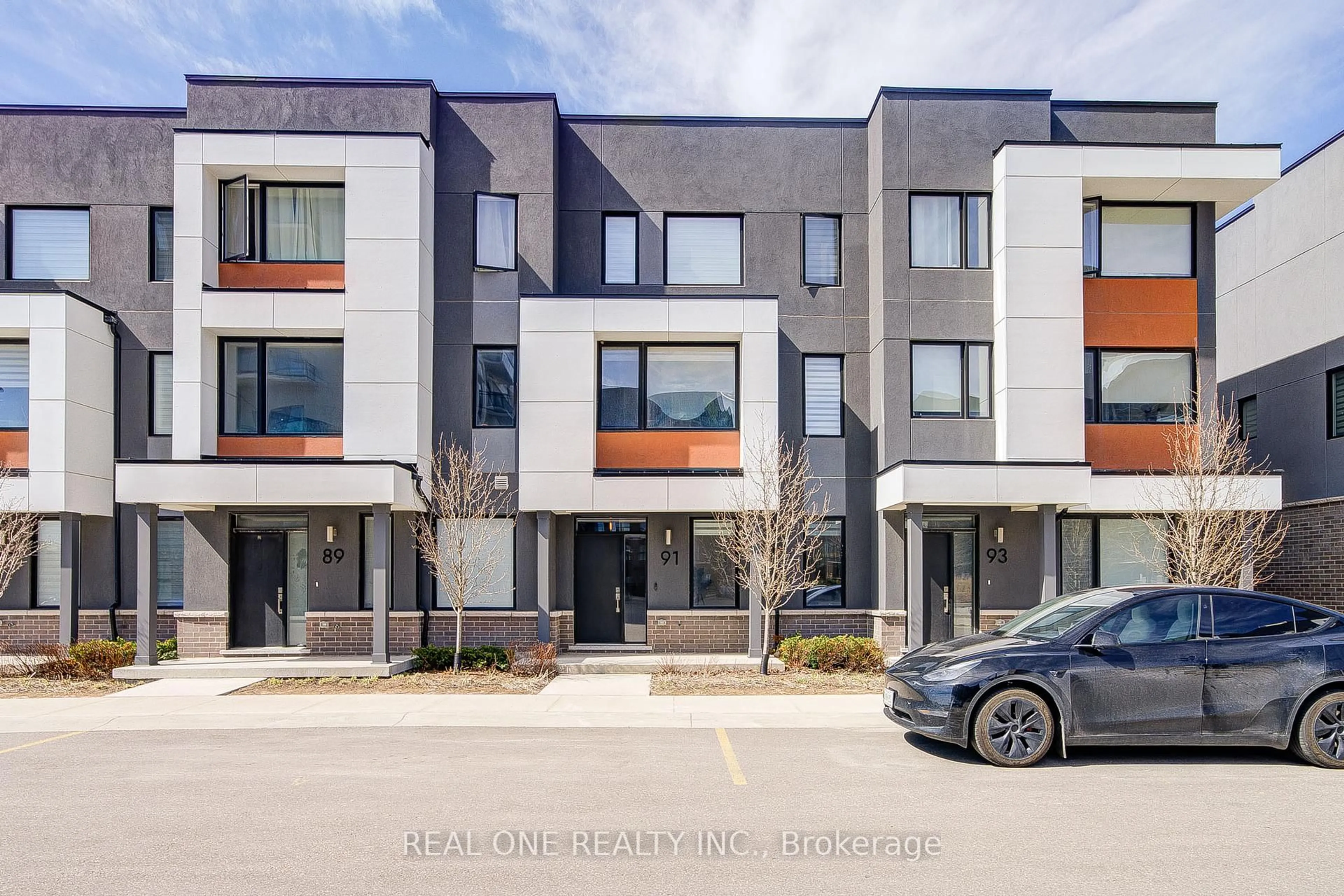 A pic from outside/outdoor area/front of a property/back of a property/a pic from drone, street for 91 Grovewood Common N/A, Oakville Ontario L6H 0X4