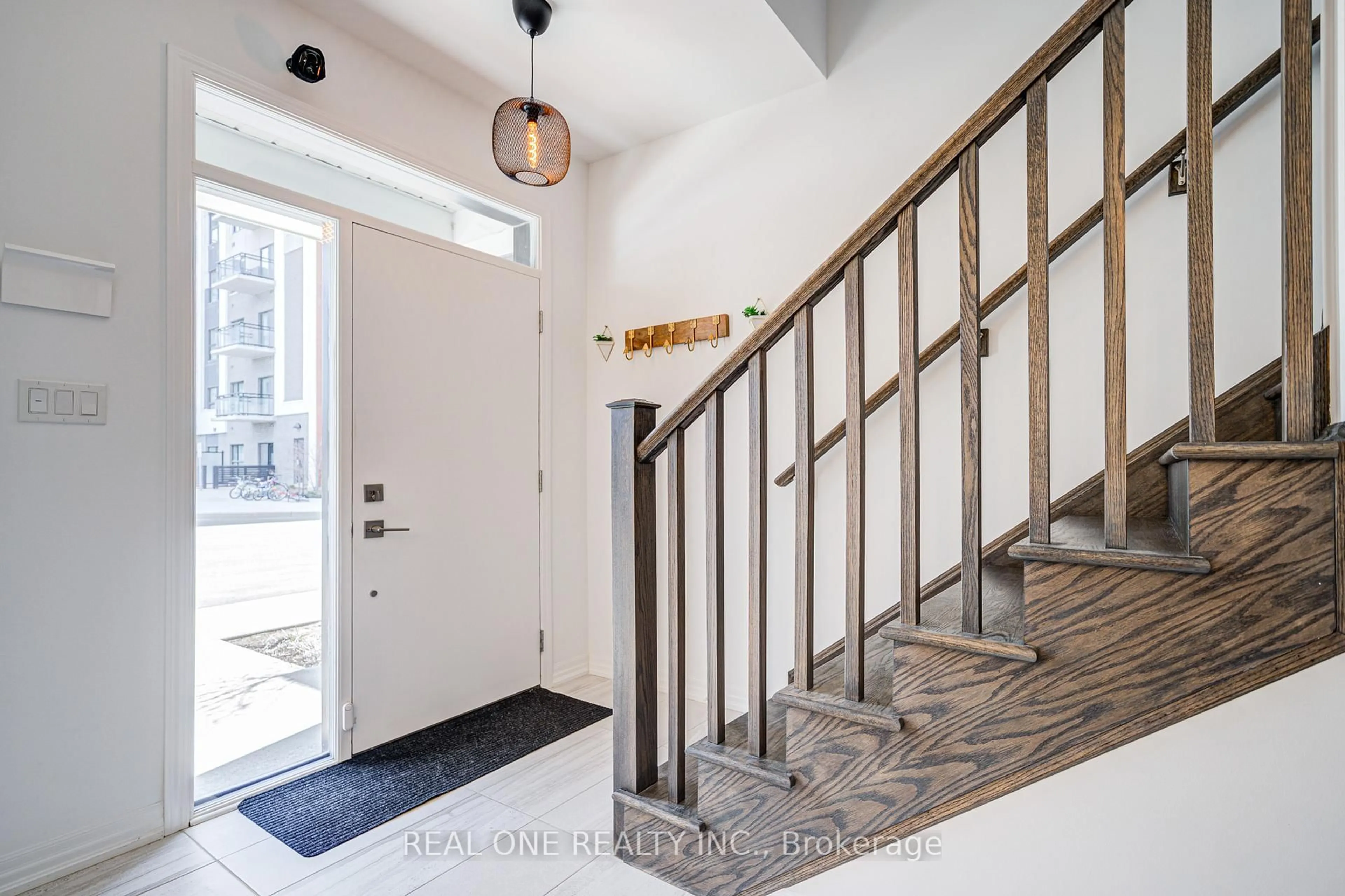 Indoor entryway for 91 Grovewood Common N/A, Oakville Ontario L6H 0X4
