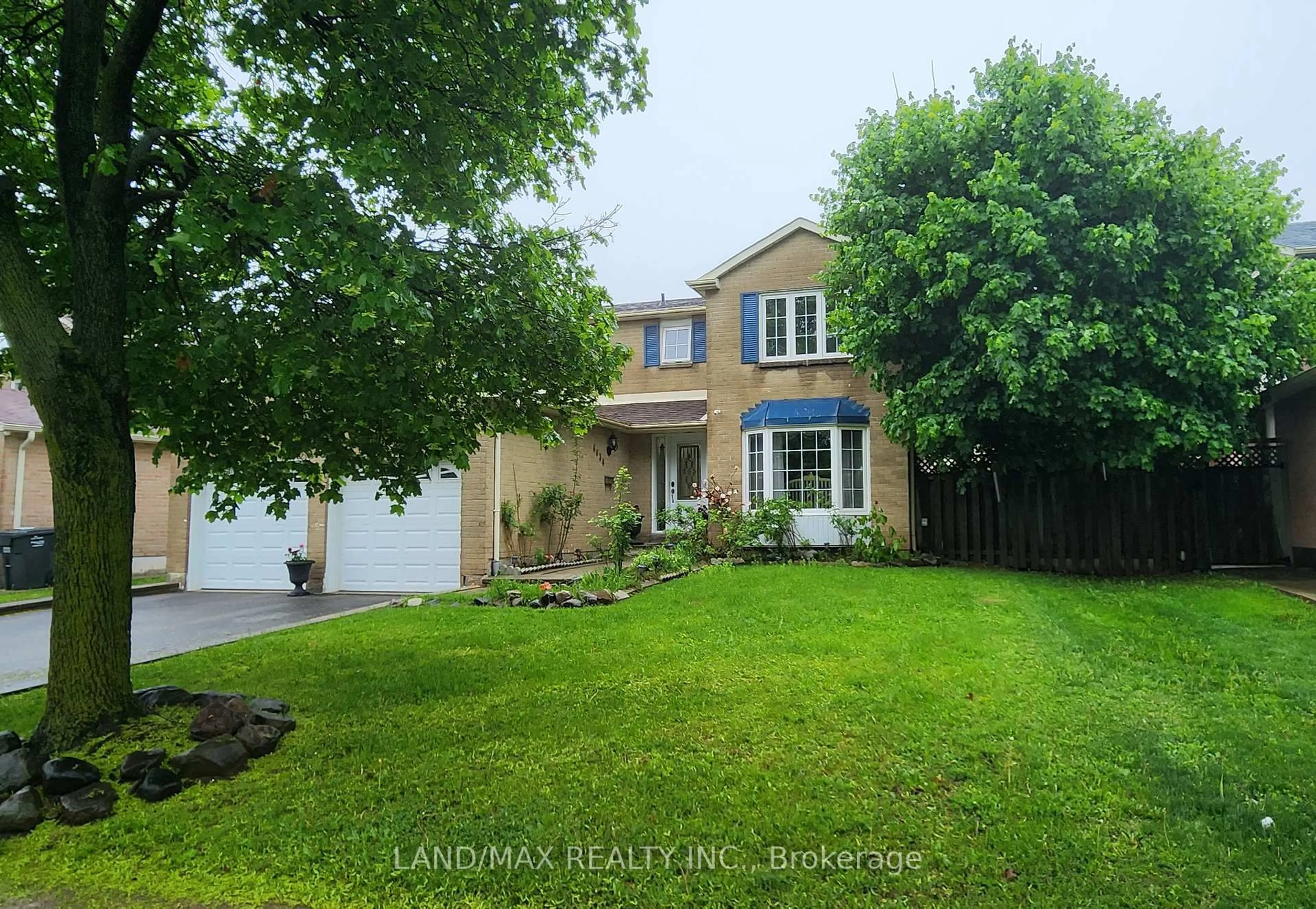A pic from outside/outdoor area/front of a property/back of a property/a pic from drone, street for 6636 Edenwood Dr, Mississauga Ontario L5N 3J9