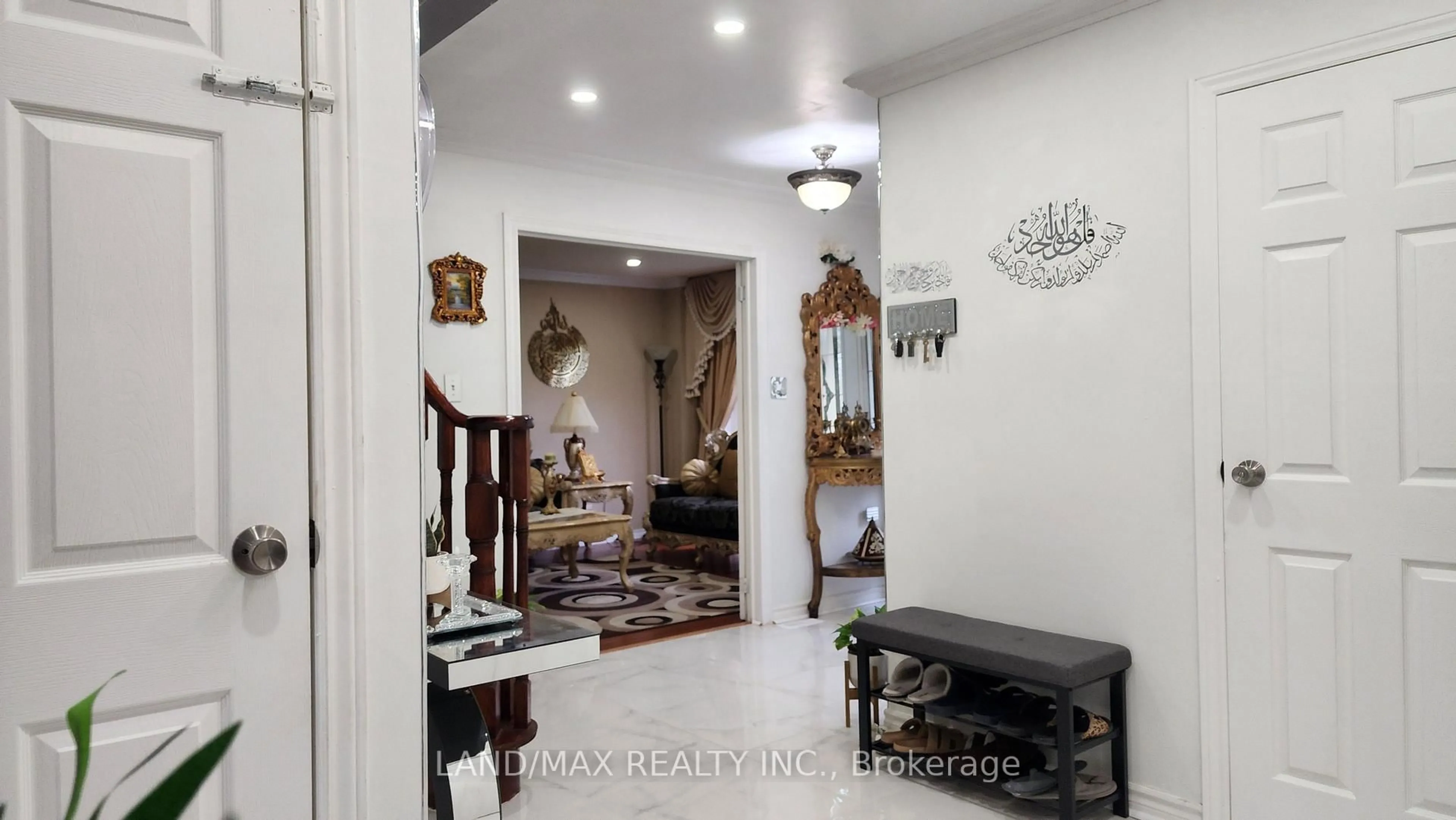 Indoor foyer for 6636 Edenwood Dr, Mississauga Ontario L5N 3J9