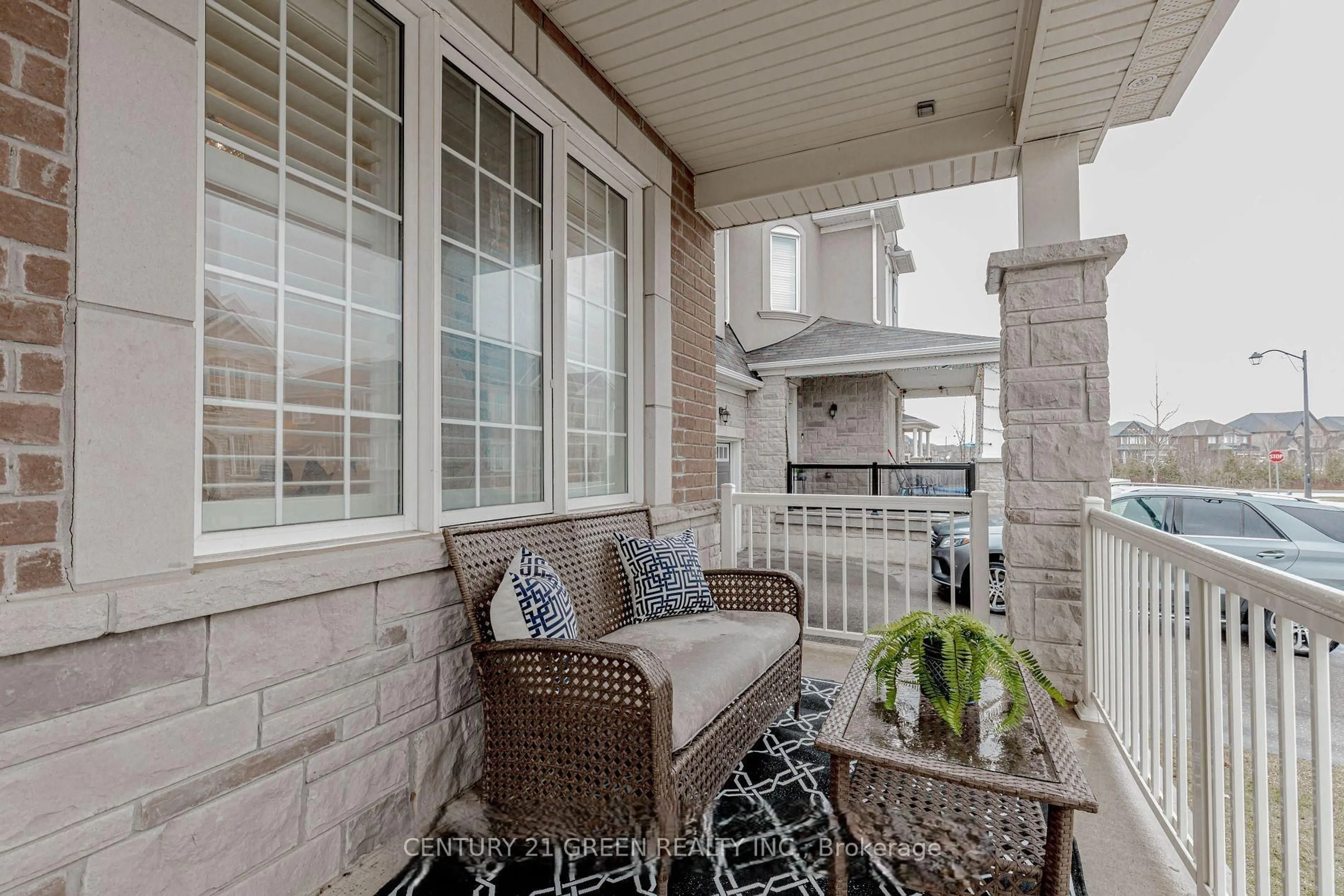 Patio, street for 281 Chilver Hts, Milton Ontario L9E 1E1