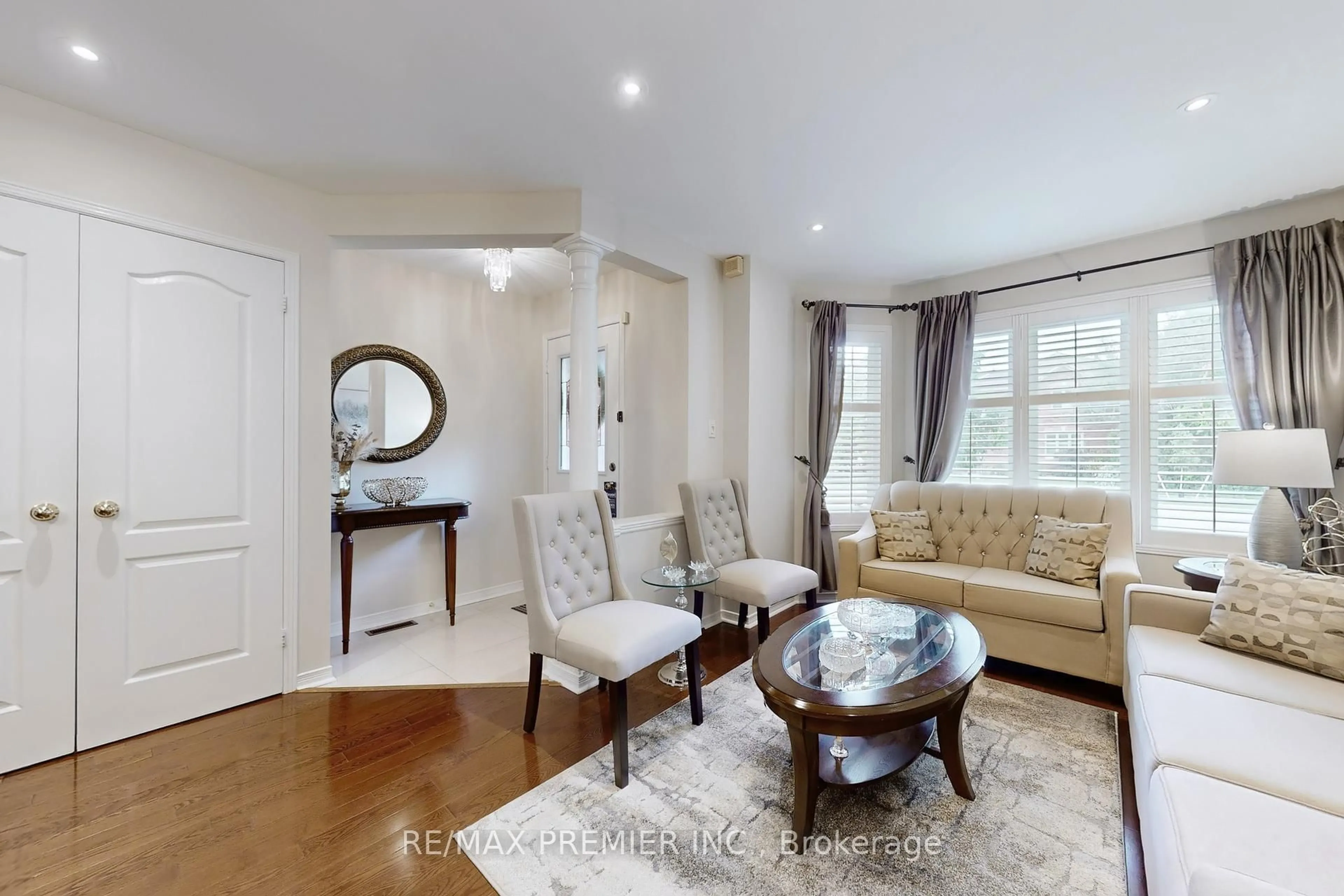 Living room with furniture, wood/laminate floor for 2210 Westoak Trails Blvd, Oakville Ontario L6M 3L3