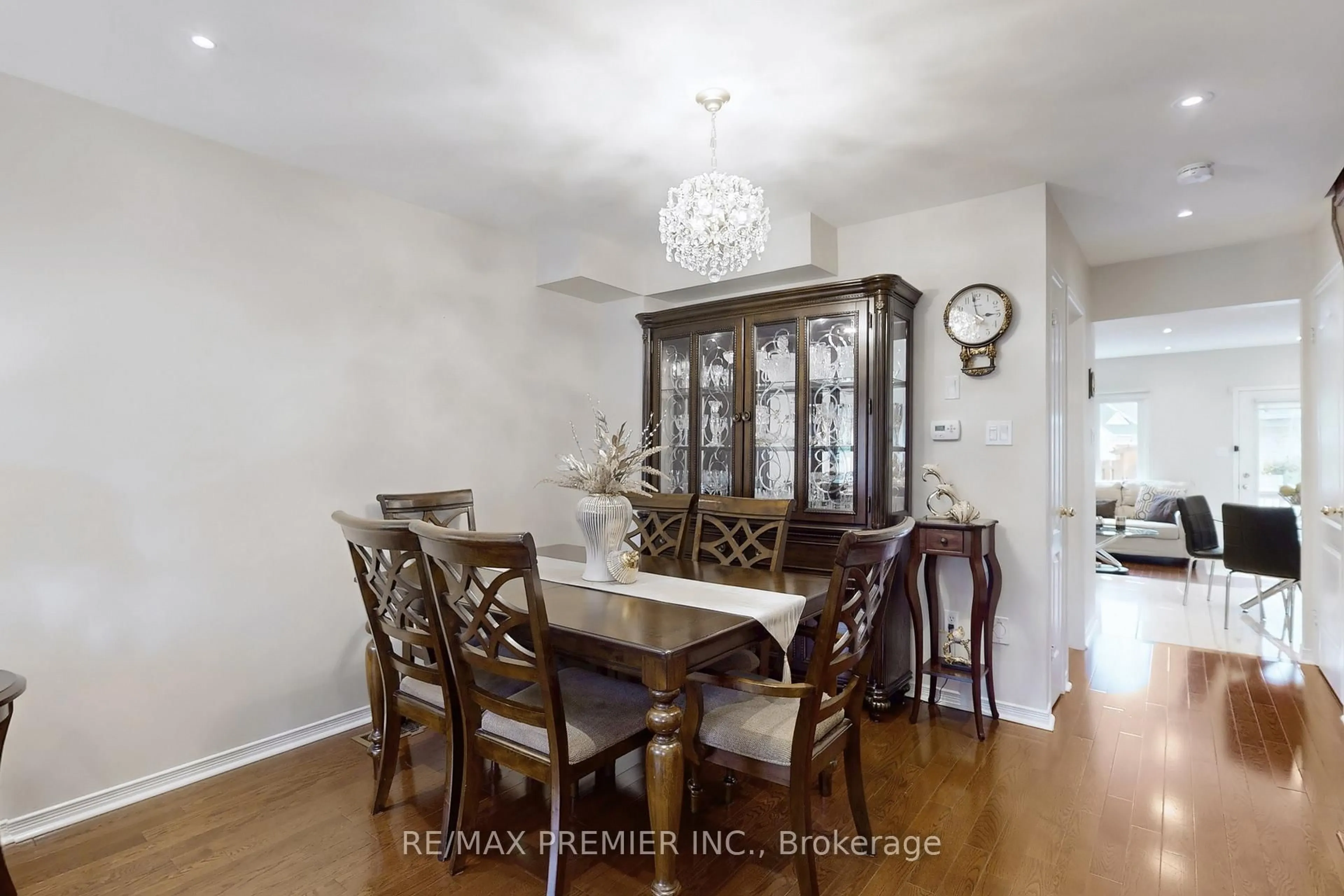 Dining room, wood/laminate floor for 2210 Westoak Trails Blvd, Oakville Ontario L6M 3L3