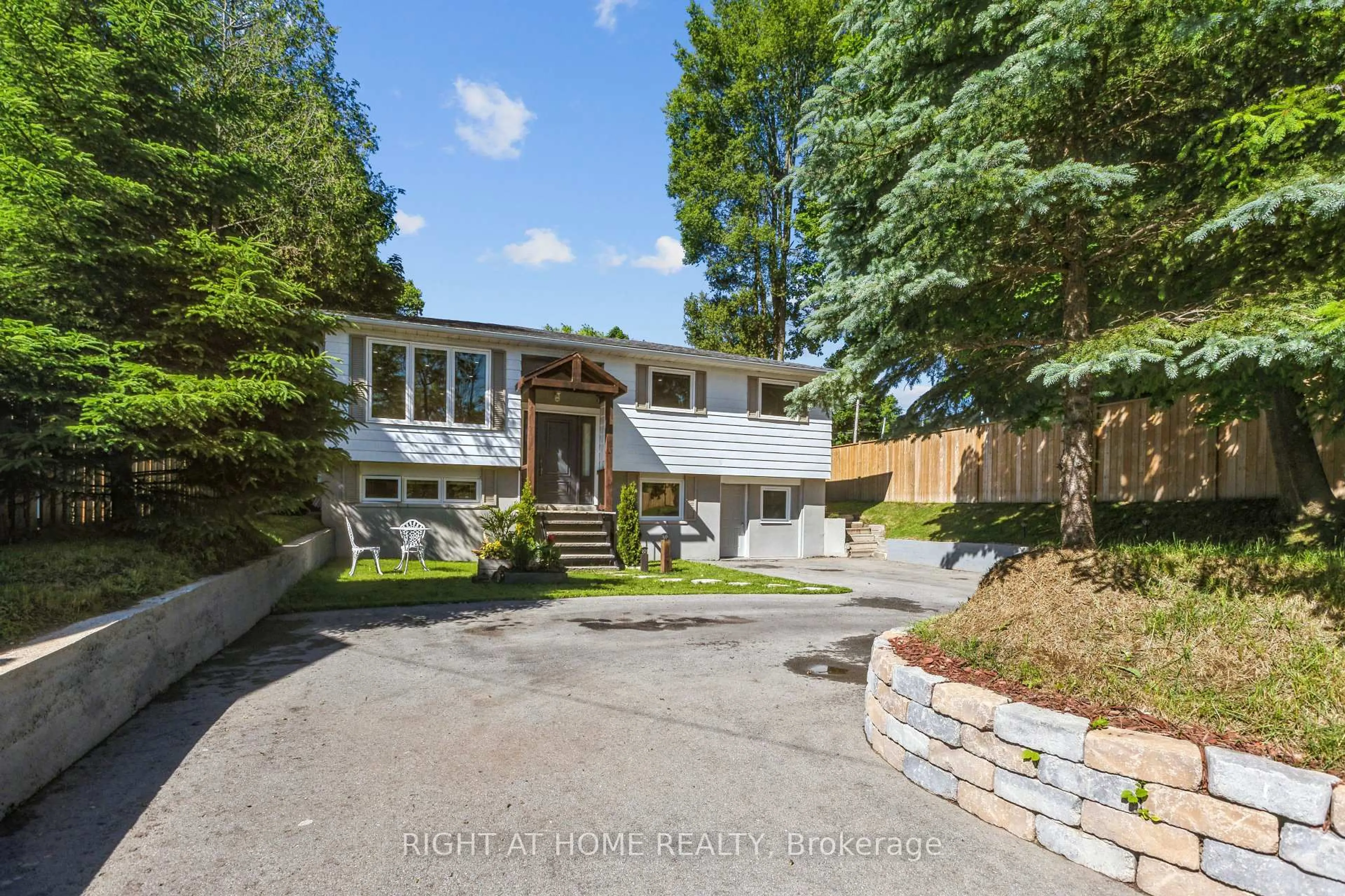 A pic from outside/outdoor area/front of a property/back of a property/a pic from drone, street for 50 Bythia St, Orangeville Ontario L9W 2S3