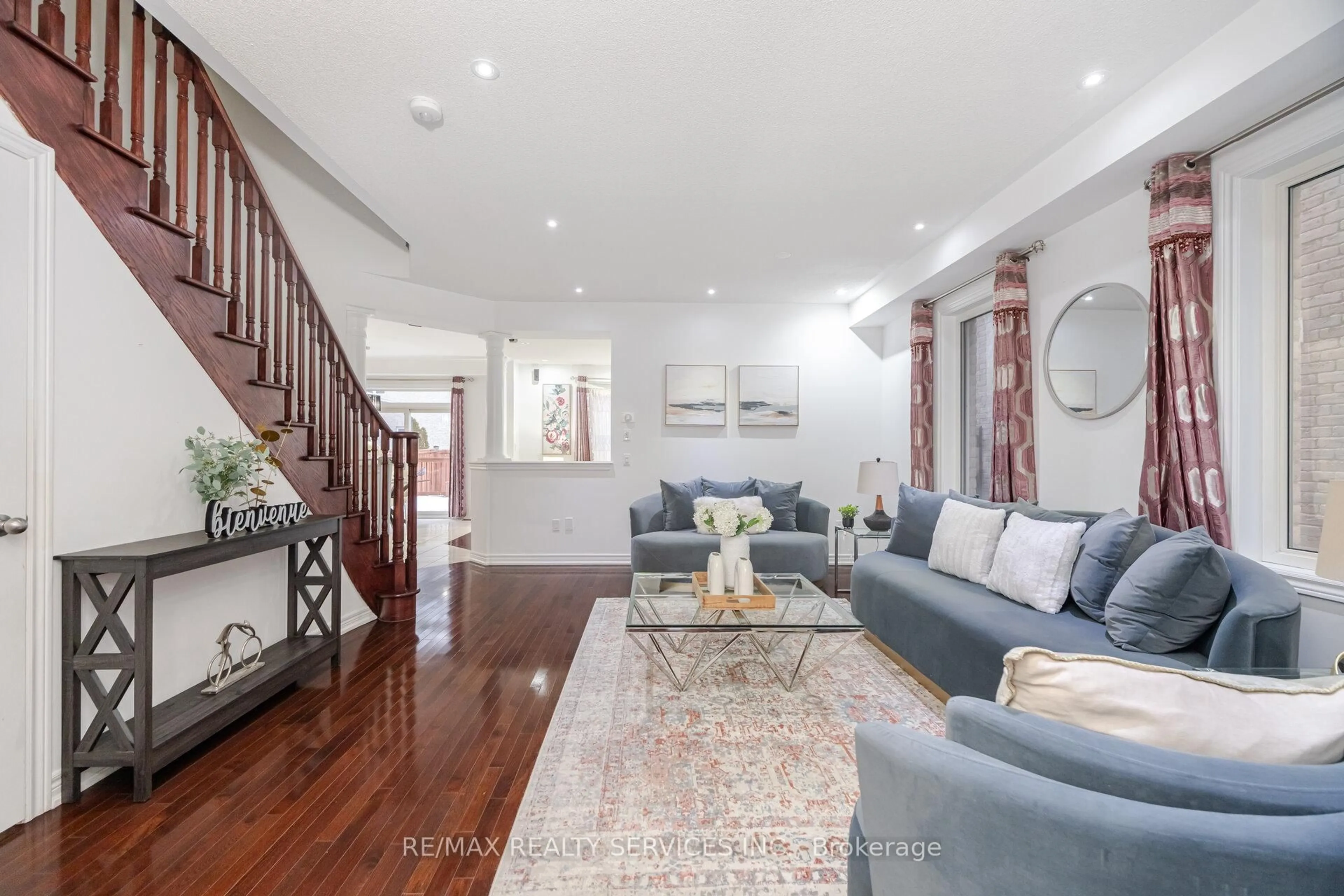 Living room with furniture, unknown for 16 Rougebank Ave, Caledon Ontario L7C 3V1