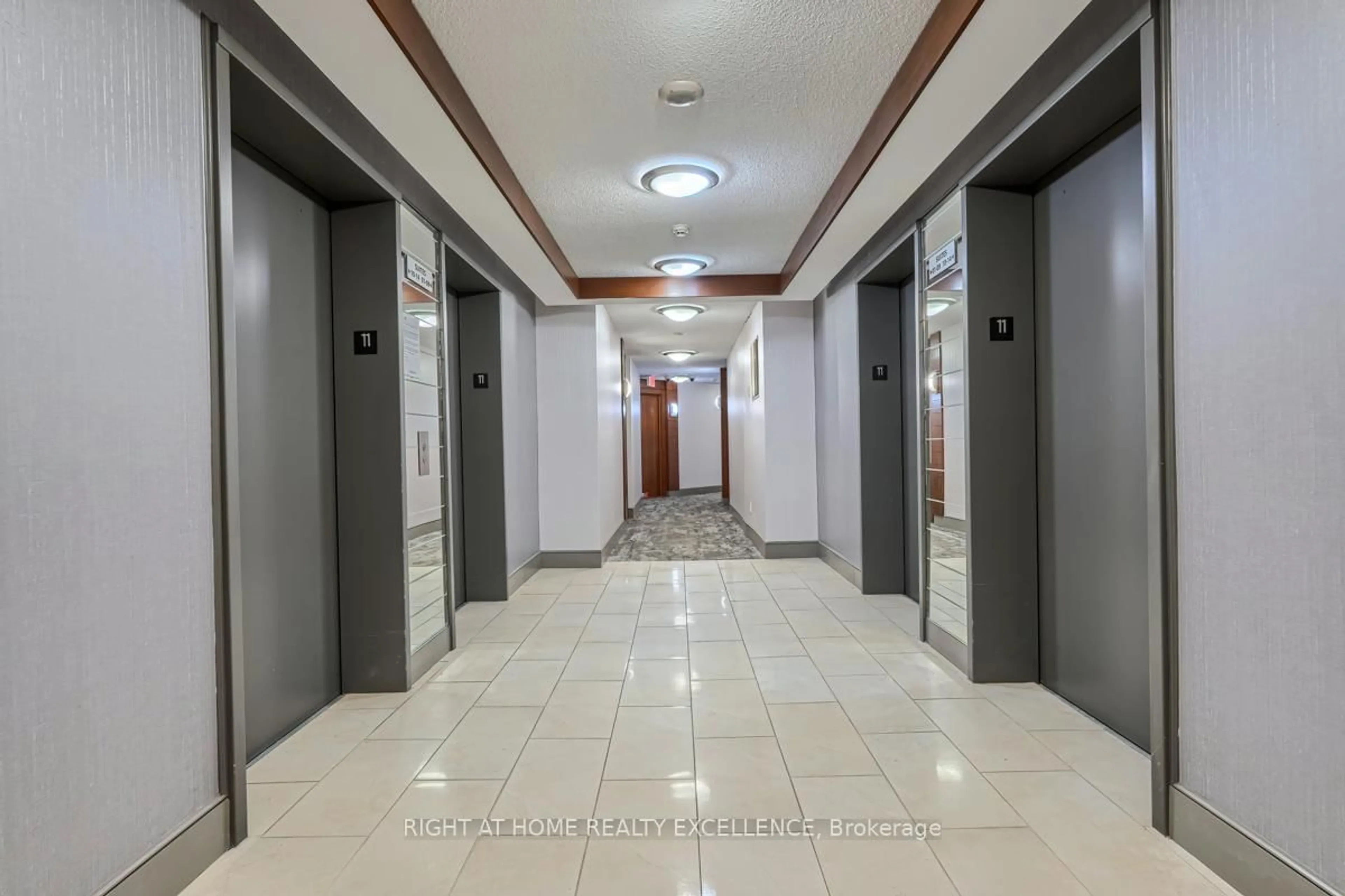 Indoor foyer for 310 Burnhamthorpe Rd #1109, Mississauga Ontario L5B 3Y5