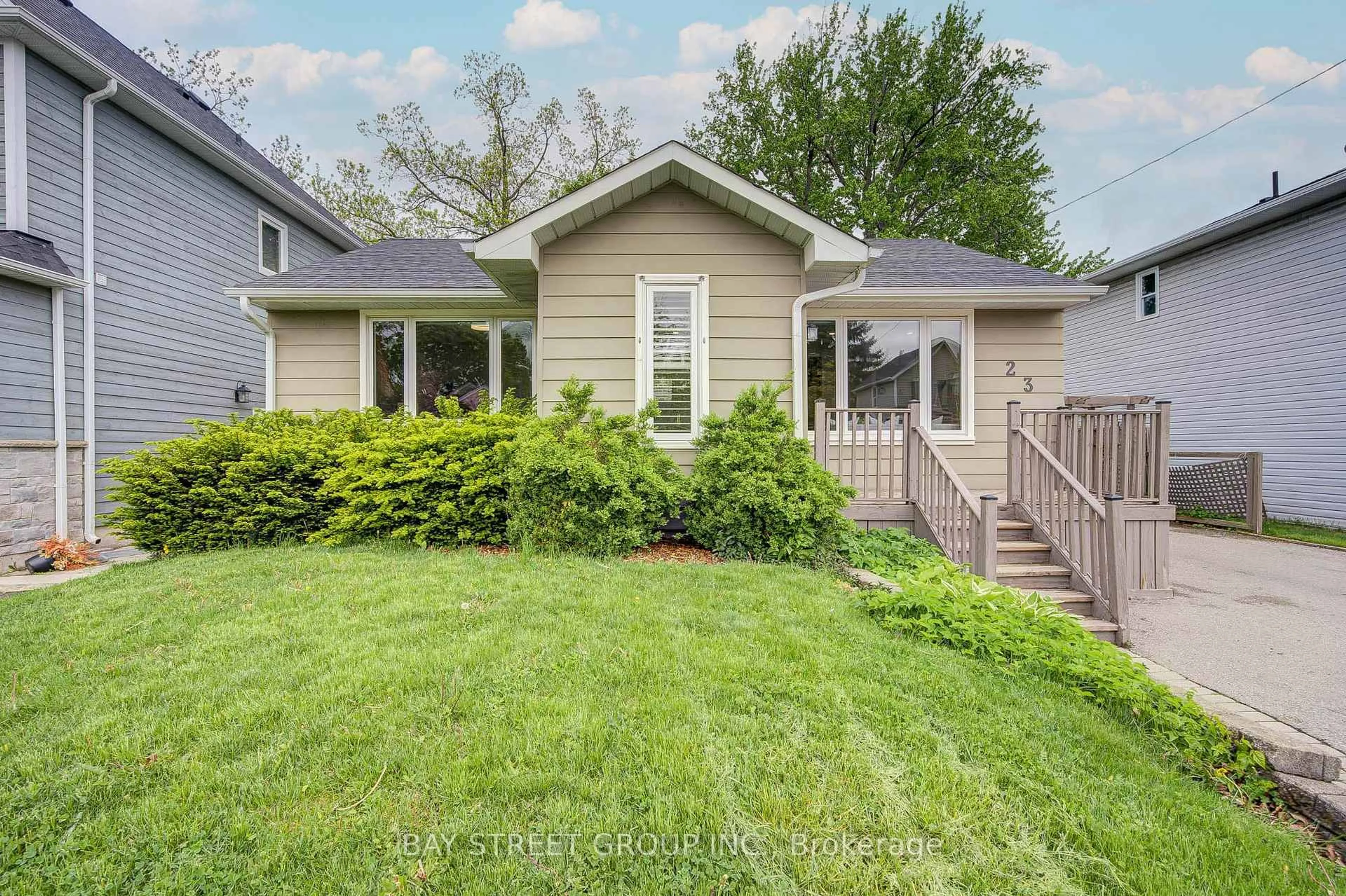 Home with vinyl exterior material, street for 23 Washington Ave, Oakville Ontario L6K 1W5