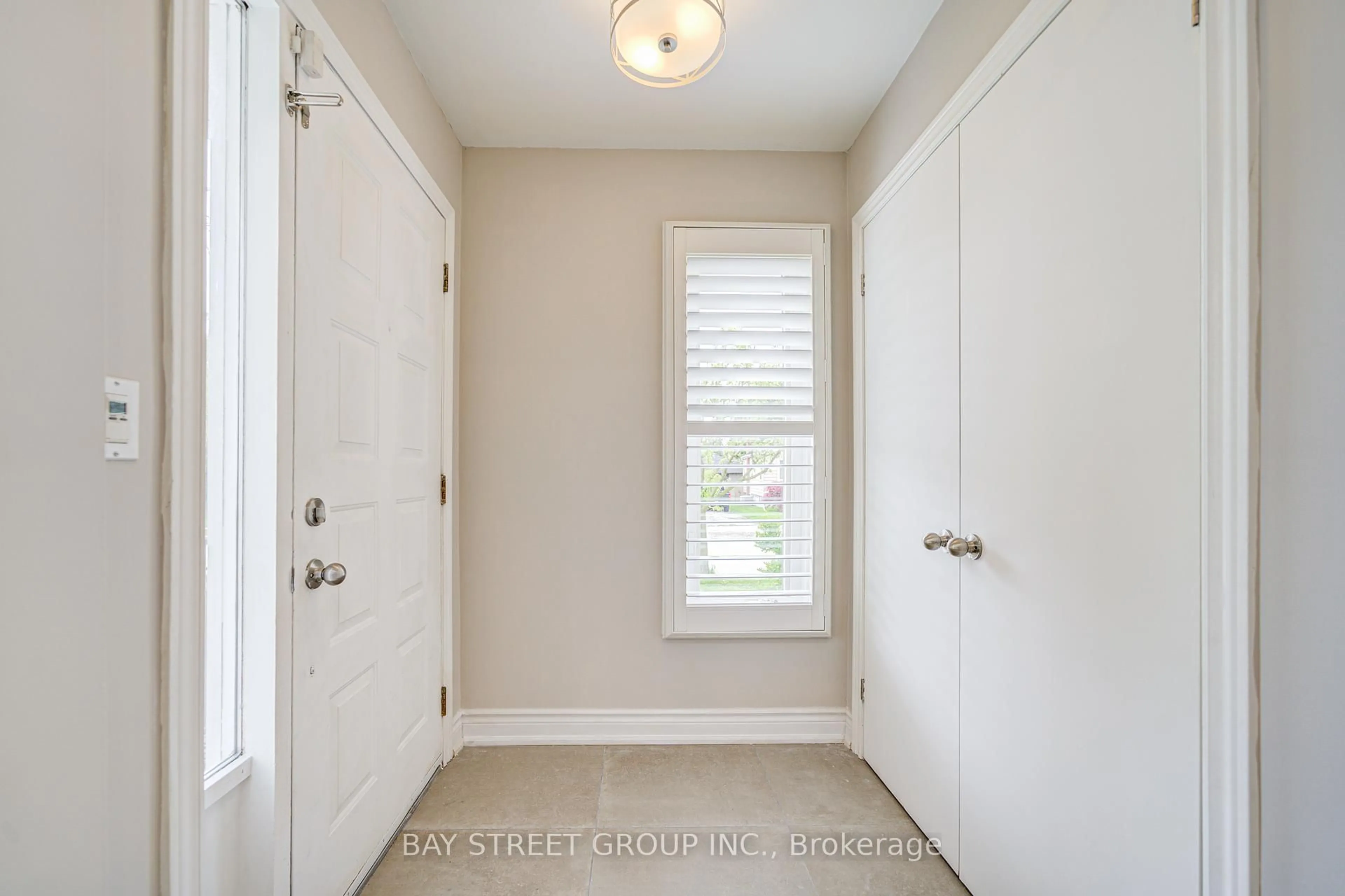Indoor entryway for 23 Washington Ave, Oakville Ontario L6K 1W5