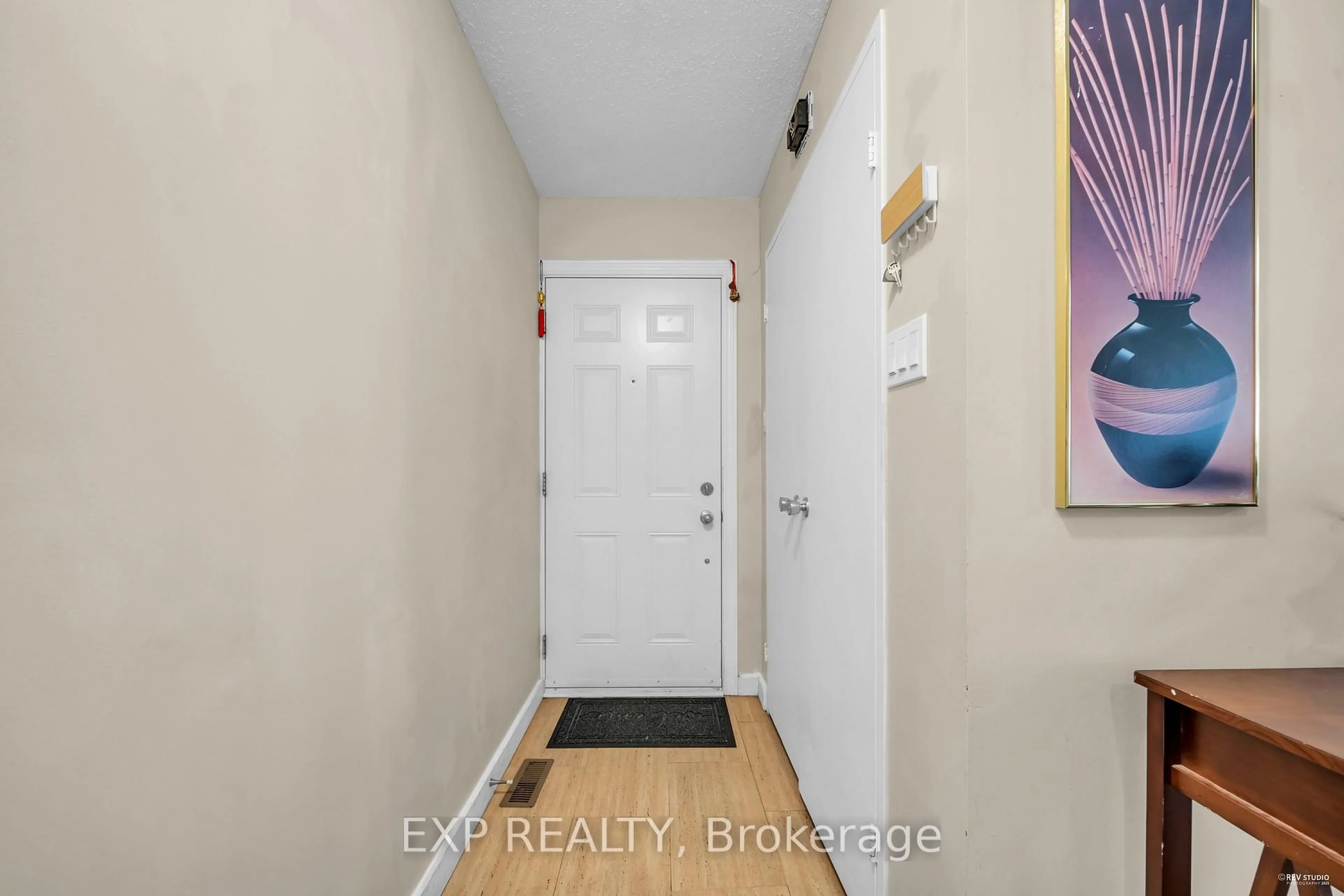 Indoor entryway for 33 Four Winds Dr #14, Toronto Ontario M3J 1K7
