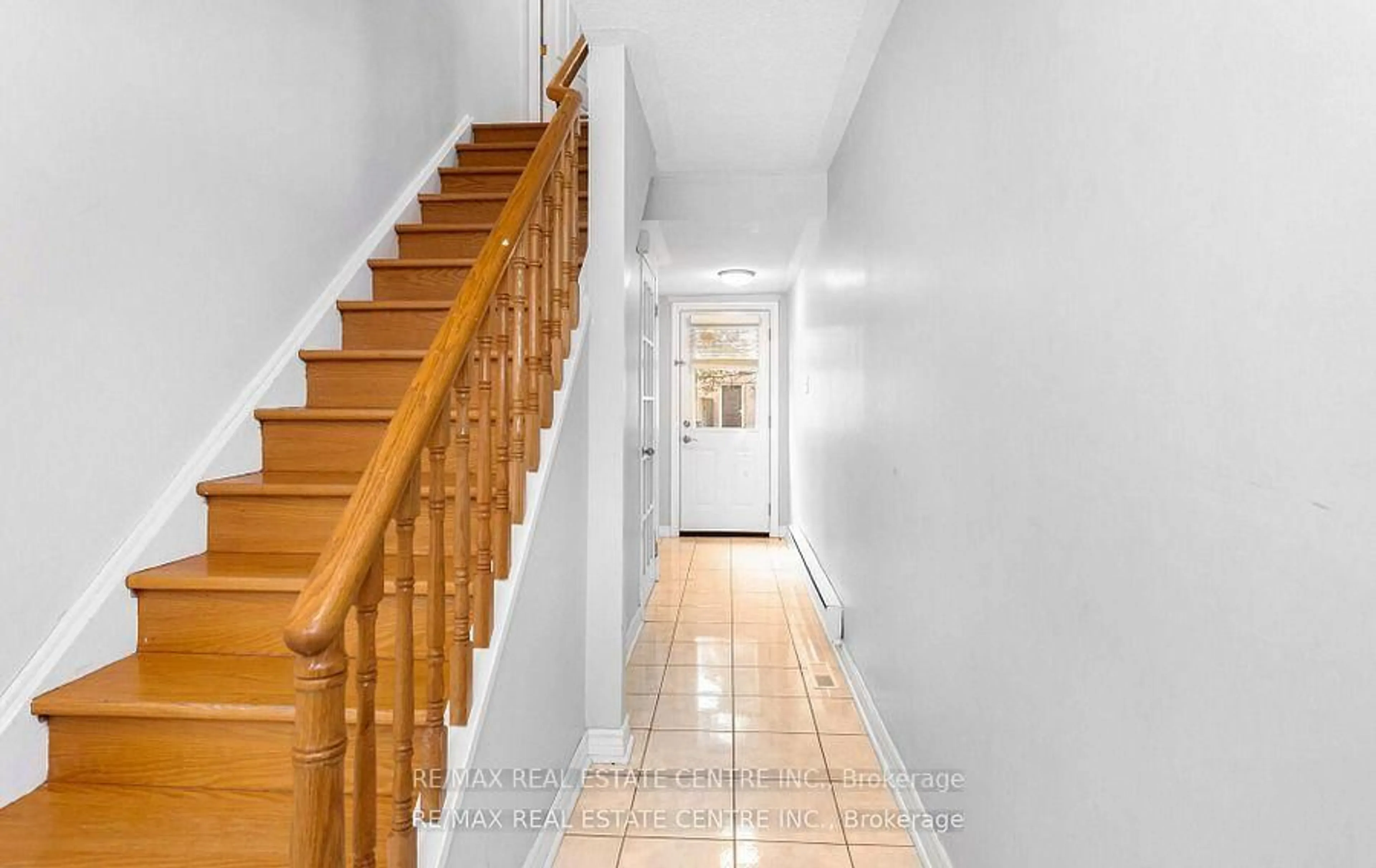 Indoor foyer for 45 Bristol Rd #68, Mississauga Ontario L4Z 3P5