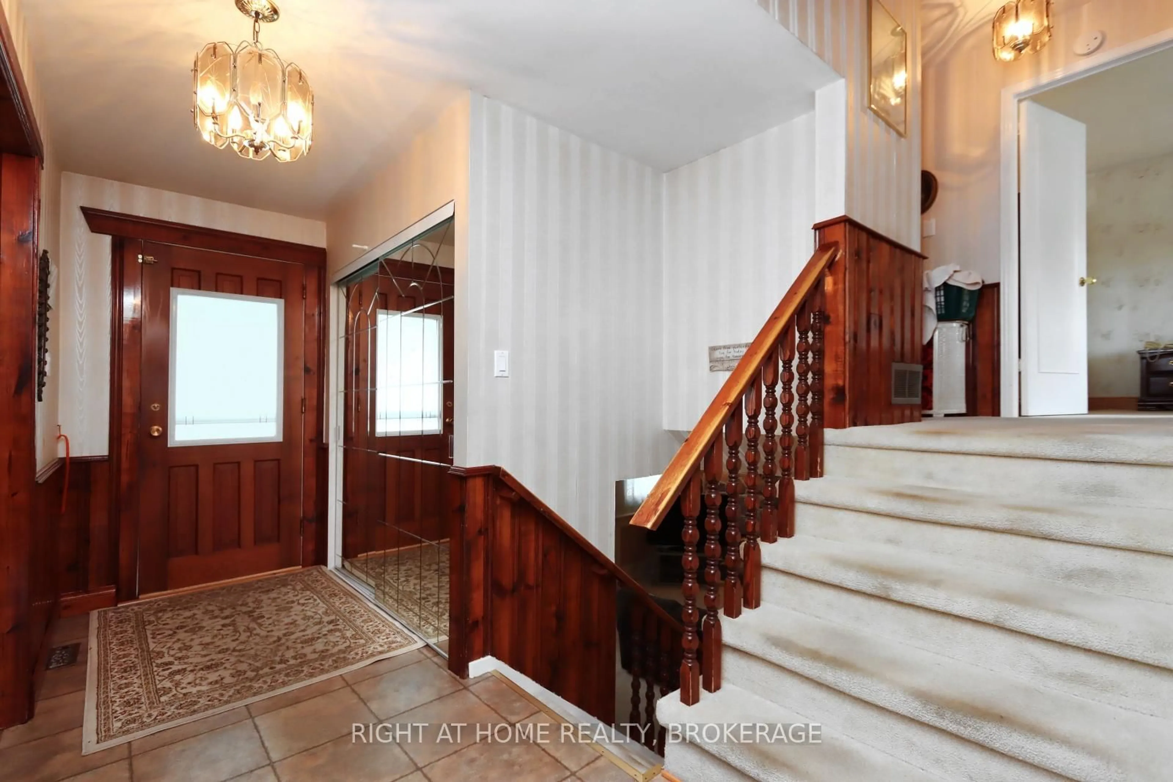 Indoor foyer for 446 Bower Crt, Burlington Ontario L7L 5E6
