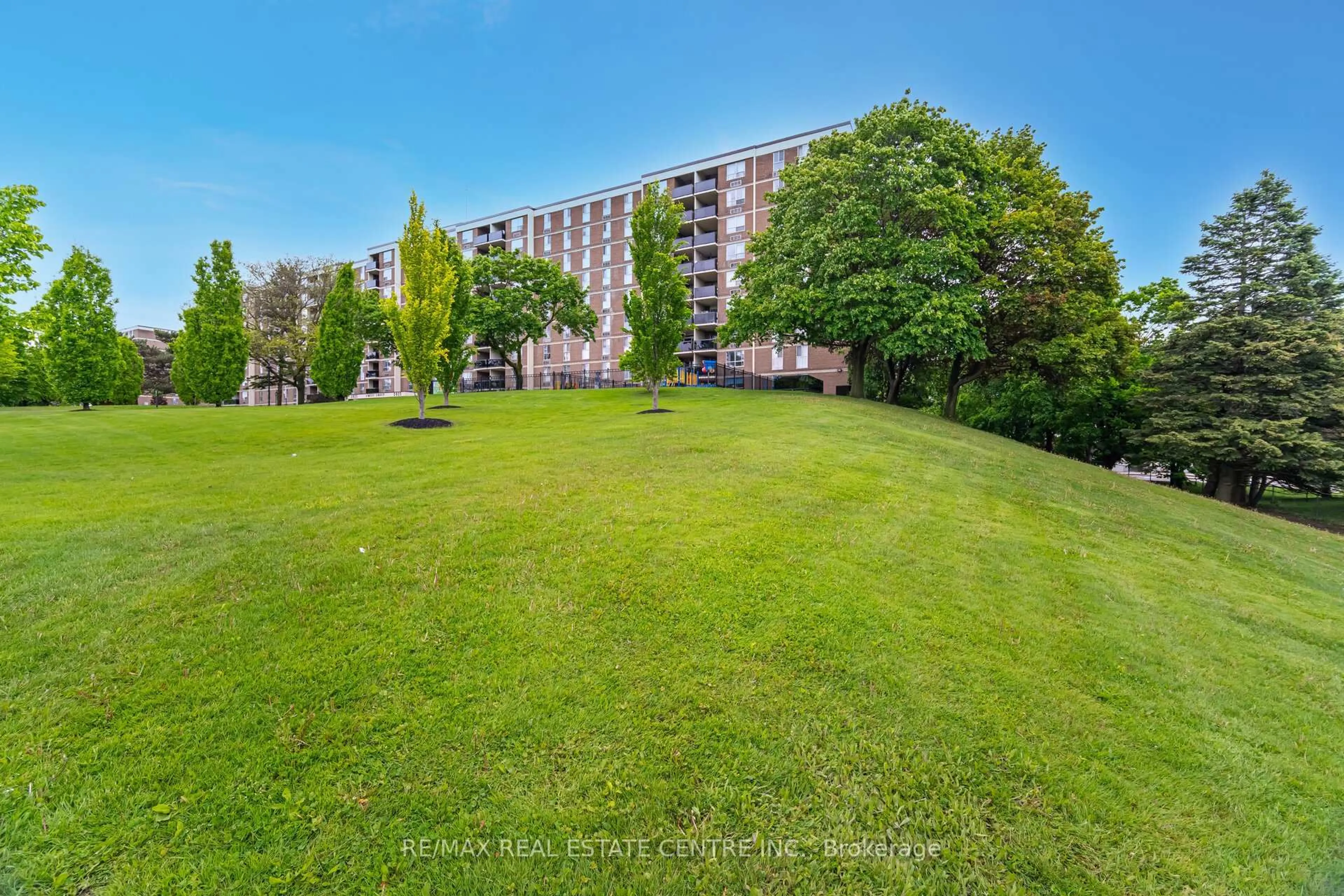 A pic from outside/outdoor area/front of a property/back of a property/a pic from drone, unknown for 2825 Islington Ave ##212, Toronto Ontario M9L 2K1