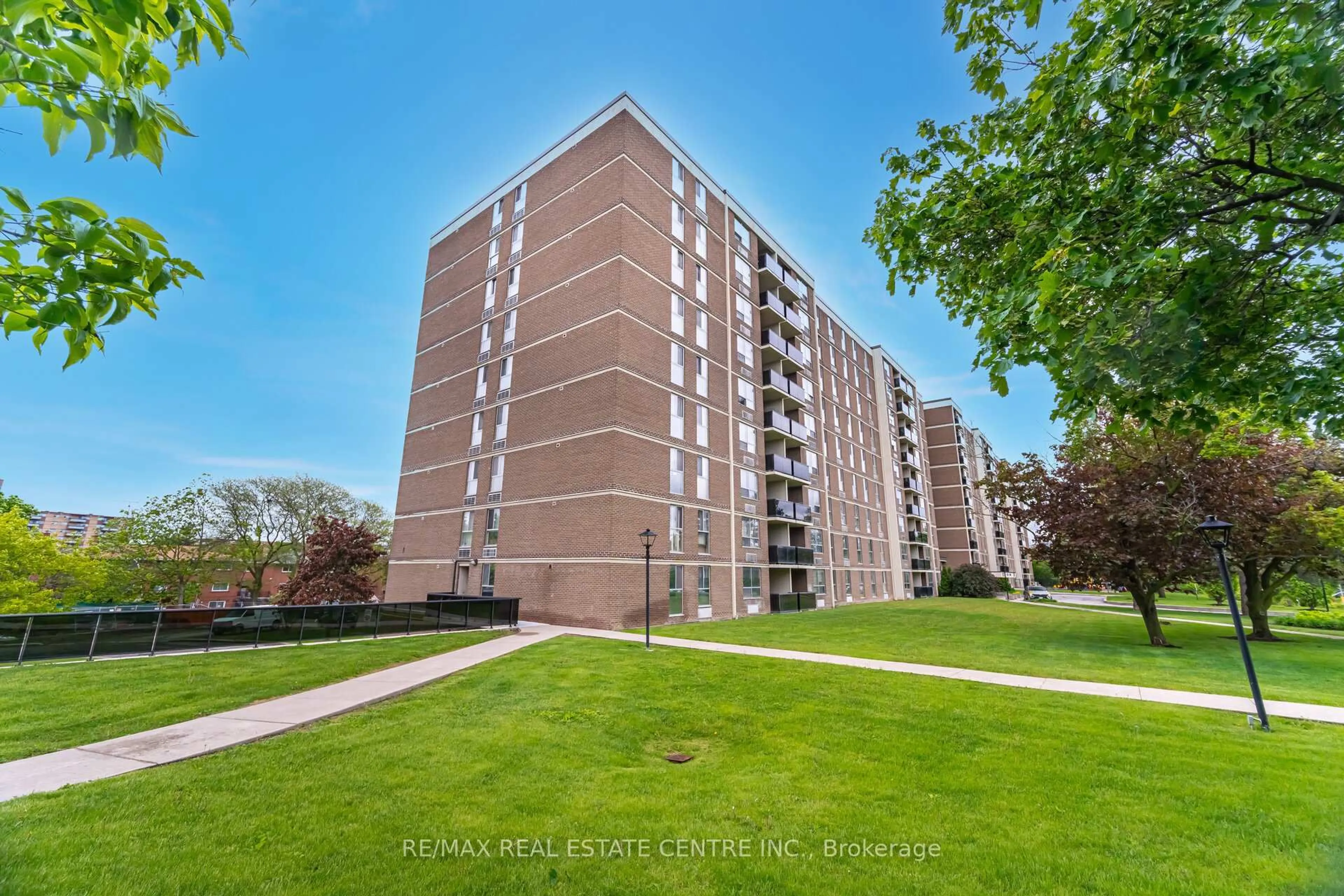 A pic from outside/outdoor area/front of a property/back of a property/a pic from drone, unknown for 2825 Islington Ave ##212, Toronto Ontario M9L 2K1