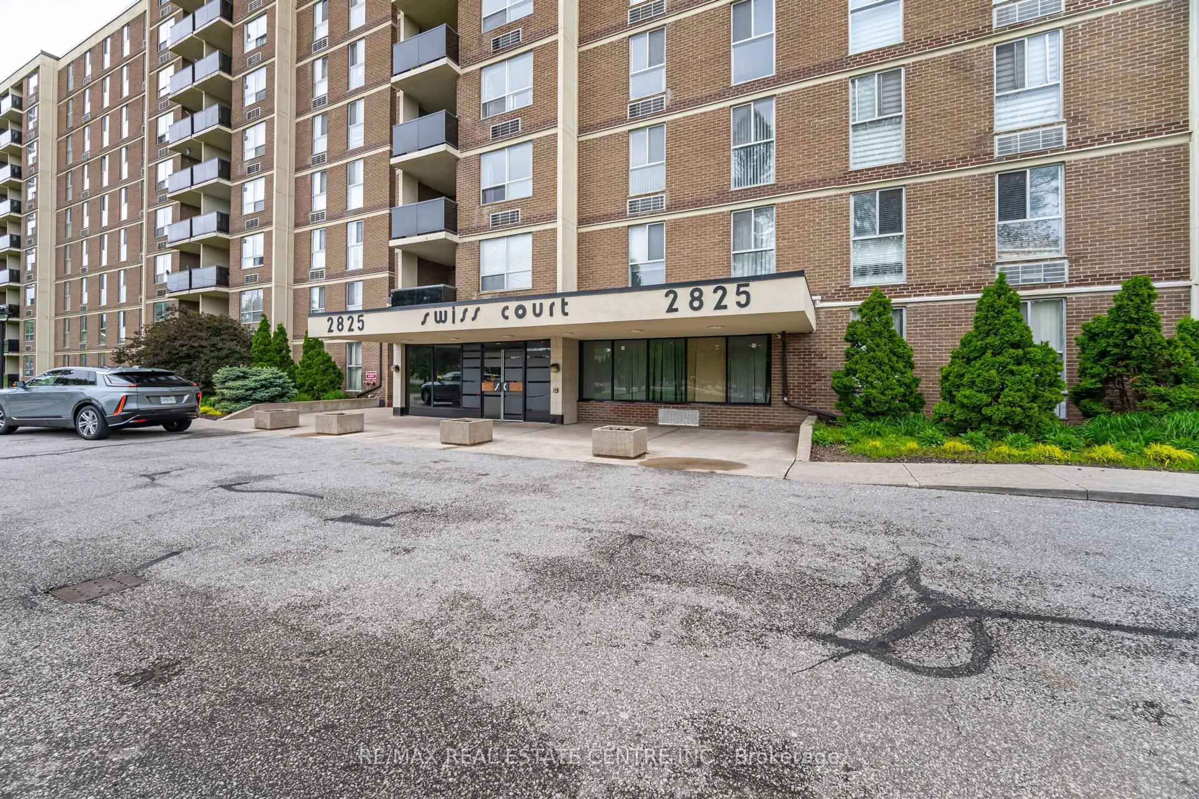 Indoor foyer for 2825 Islington Ave ##212, Toronto Ontario M9L 2K1