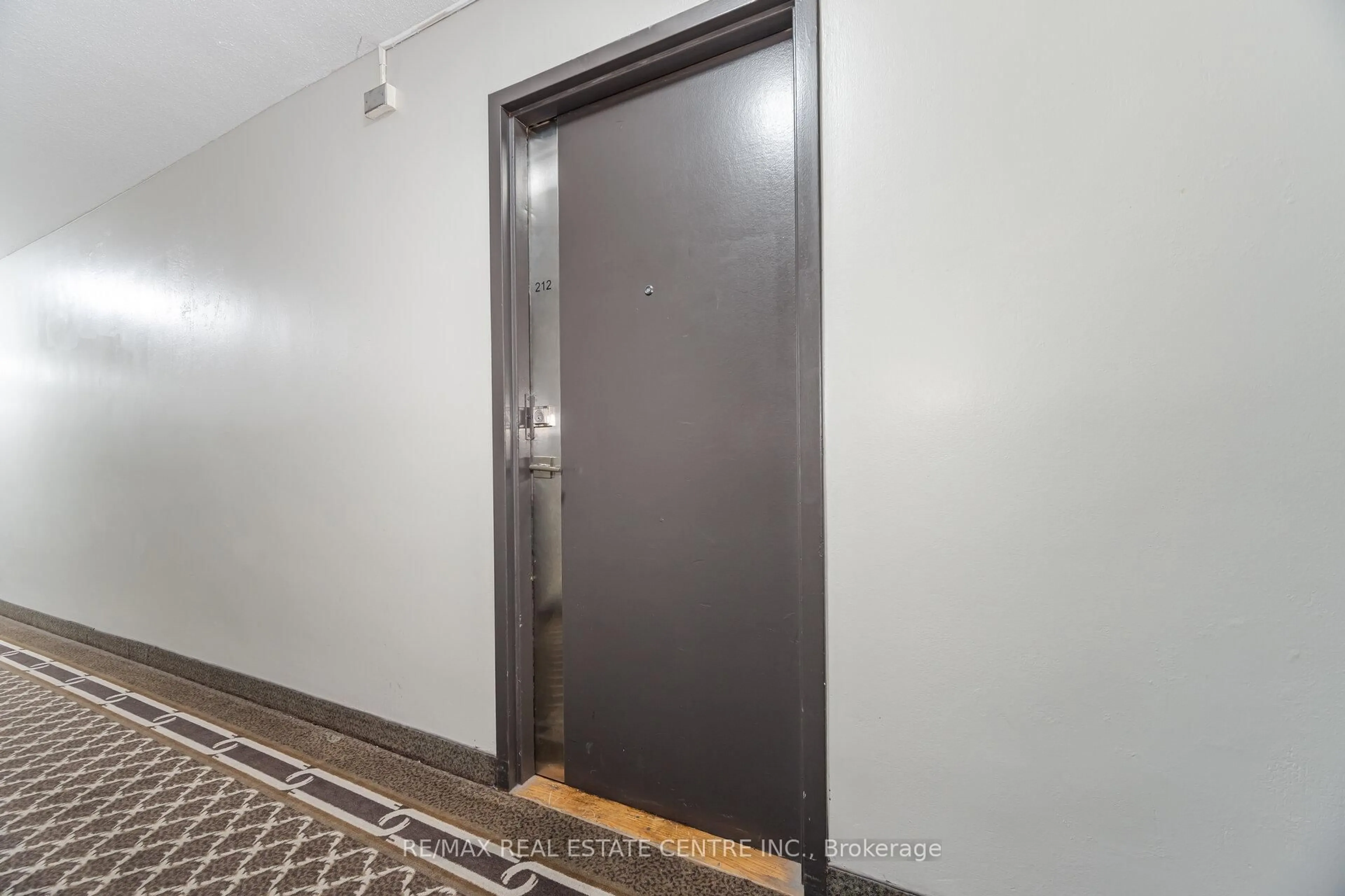 Indoor foyer for 2825 Islington Ave ##212, Toronto Ontario M9L 2K1