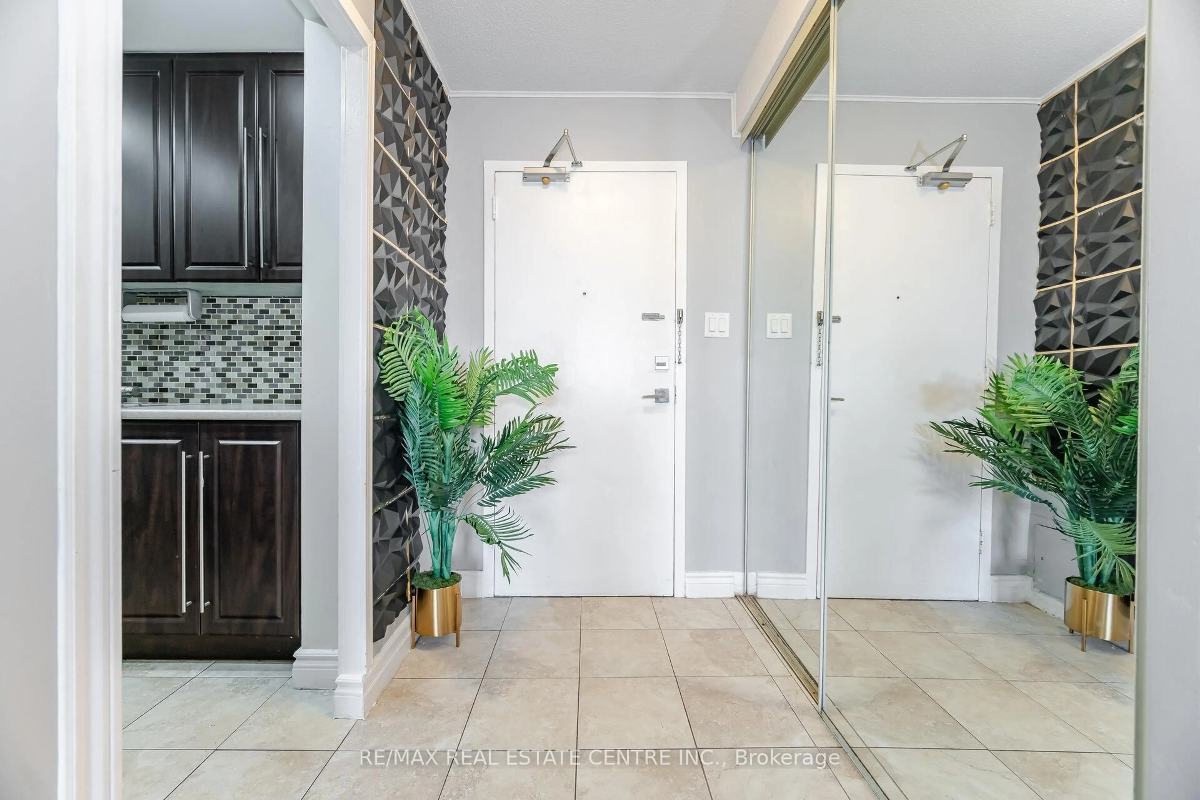 Indoor entryway for 2825 Islington Ave ##212, Toronto Ontario M9L 2K1
