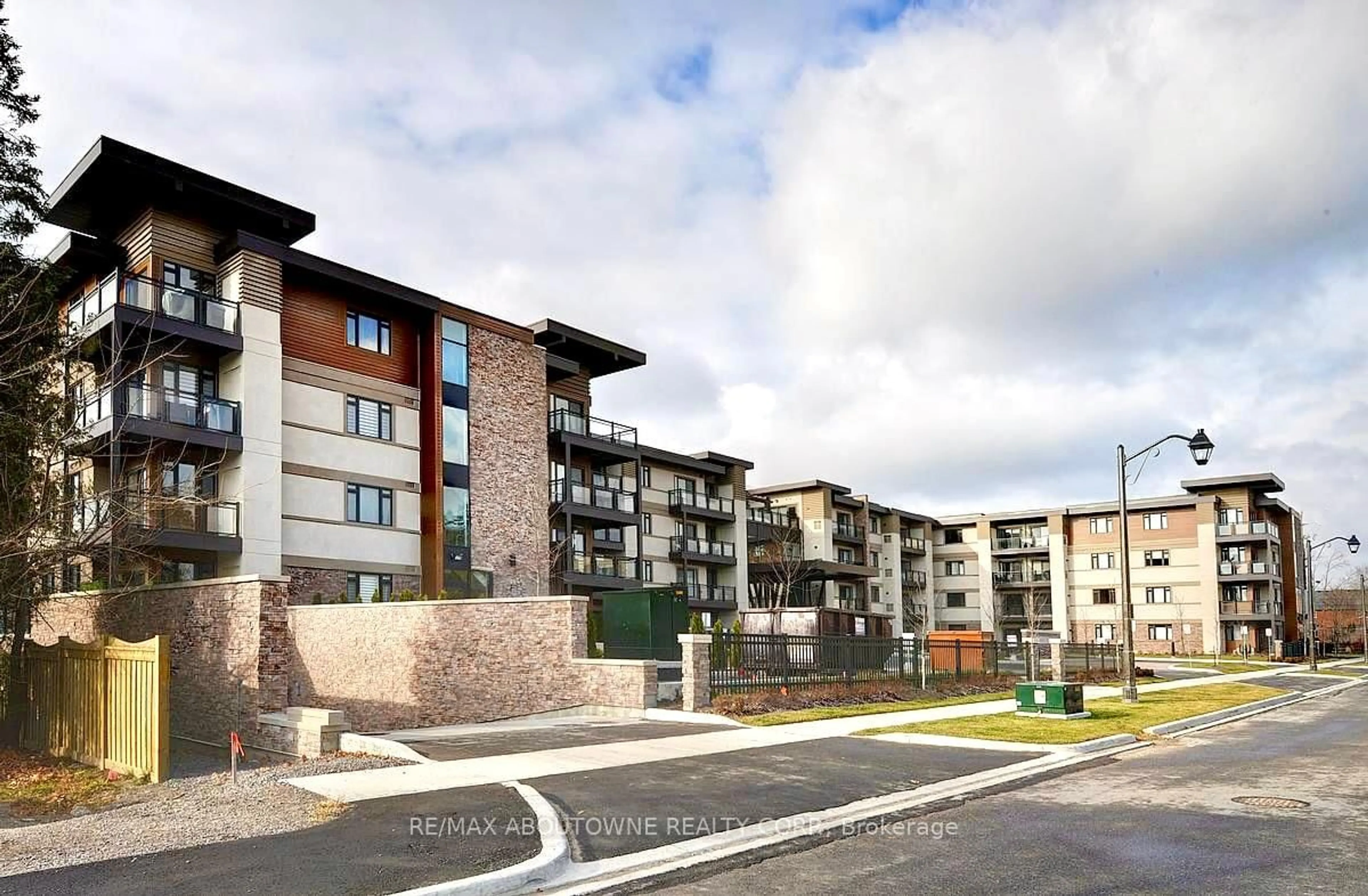 Unknown for 128 Garden Dr #207, Oakville Ontario L6K 0H7