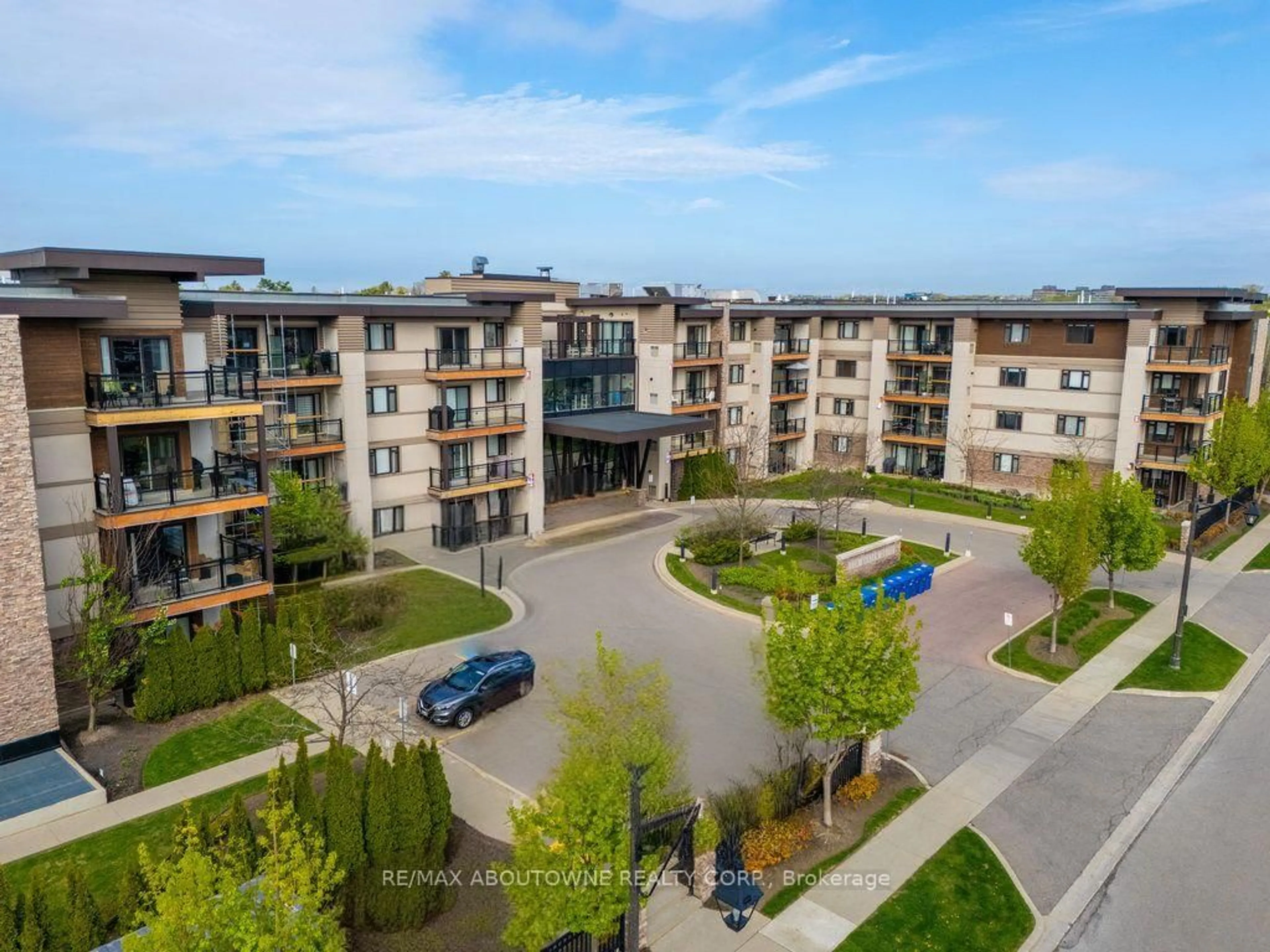 A pic from outside/outdoor area/front of a property/back of a property/a pic from drone, unknown for 128 Garden Dr #207, Oakville Ontario L6K 0H7