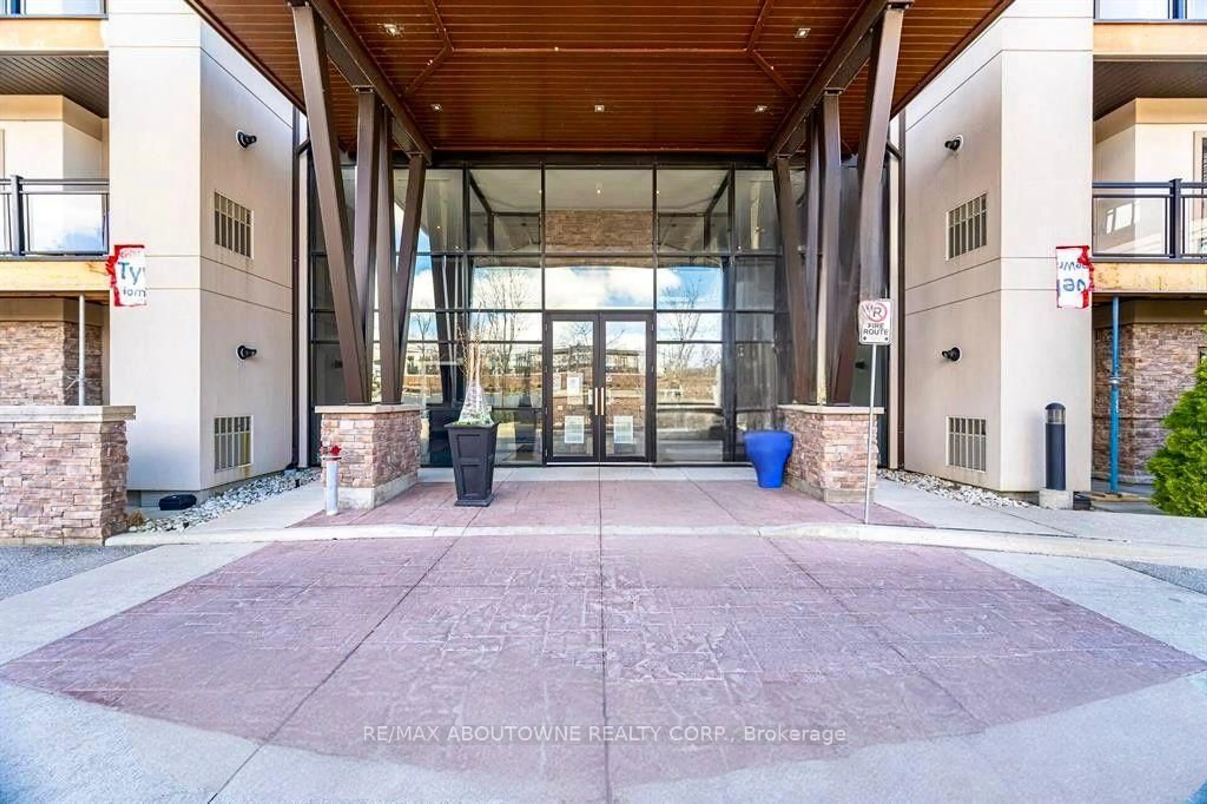 Indoor foyer for 128 Garden Dr #207, Oakville Ontario L6K 0H7