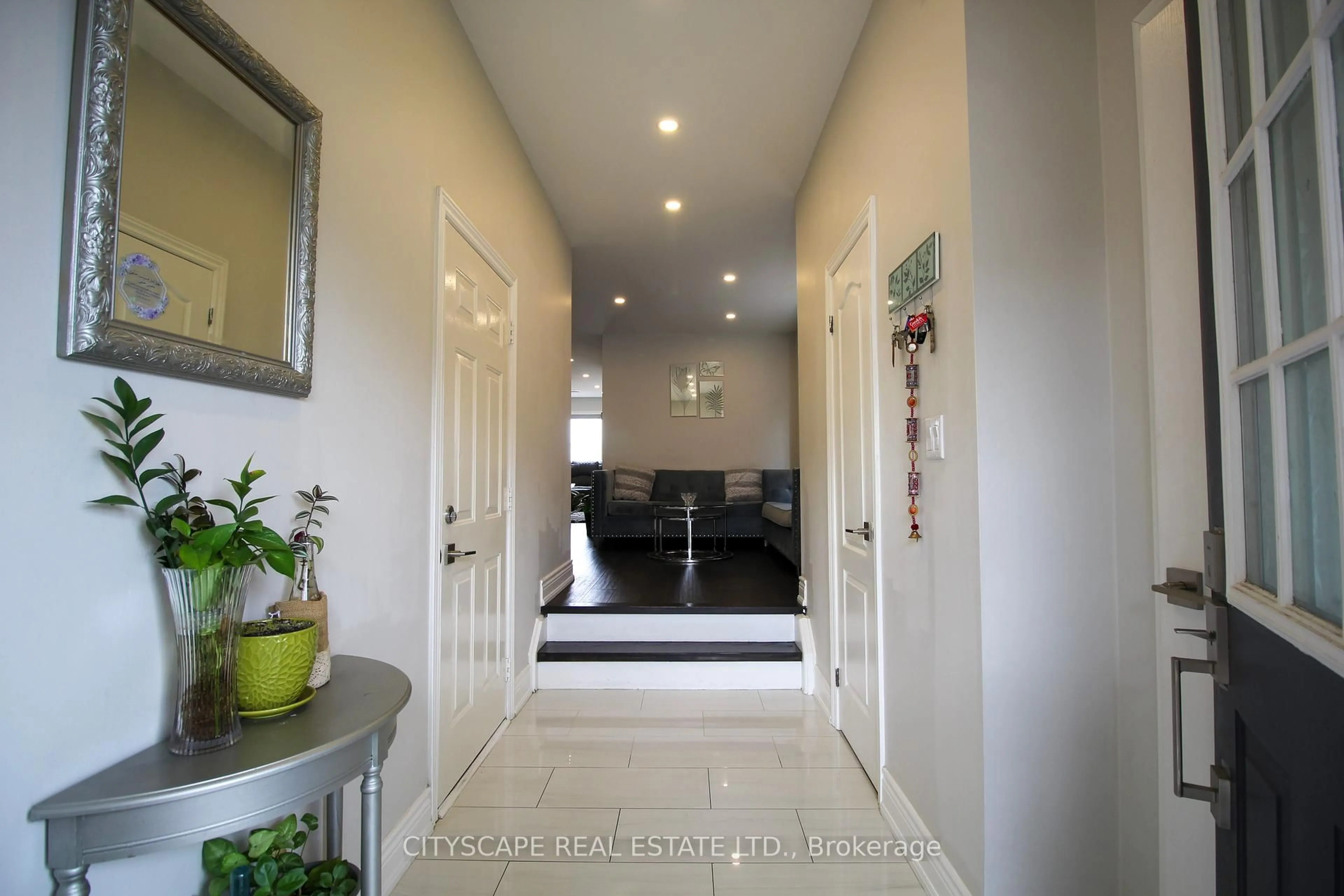Indoor foyer for 4712 Colombo Cres, Mississauga Ontario L5M 7R4
