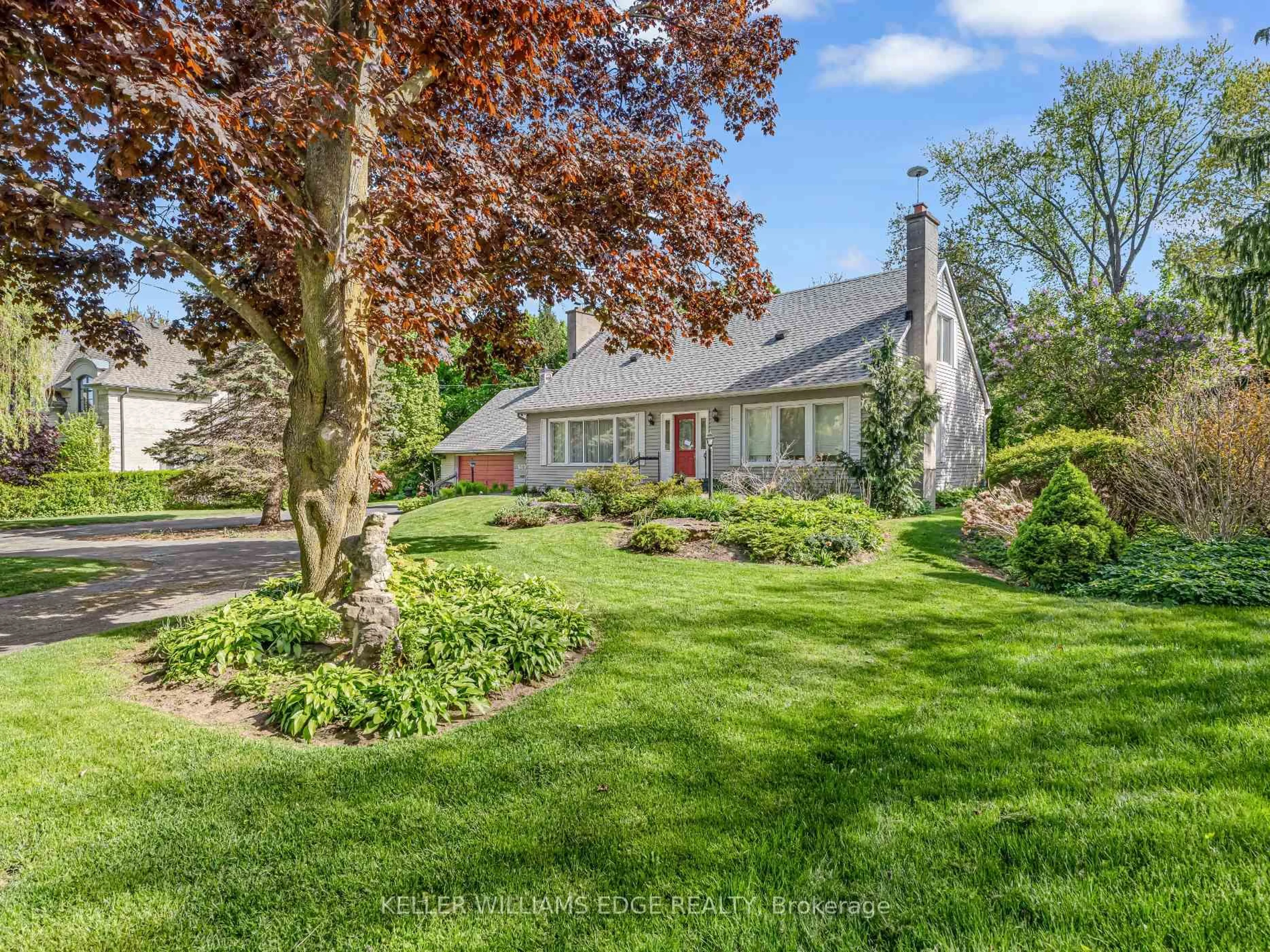 A pic from outside/outdoor area/front of a property/back of a property/a pic from drone, street for 510 Meadow Wood Rd, Mississauga Ontario L5J 2S3