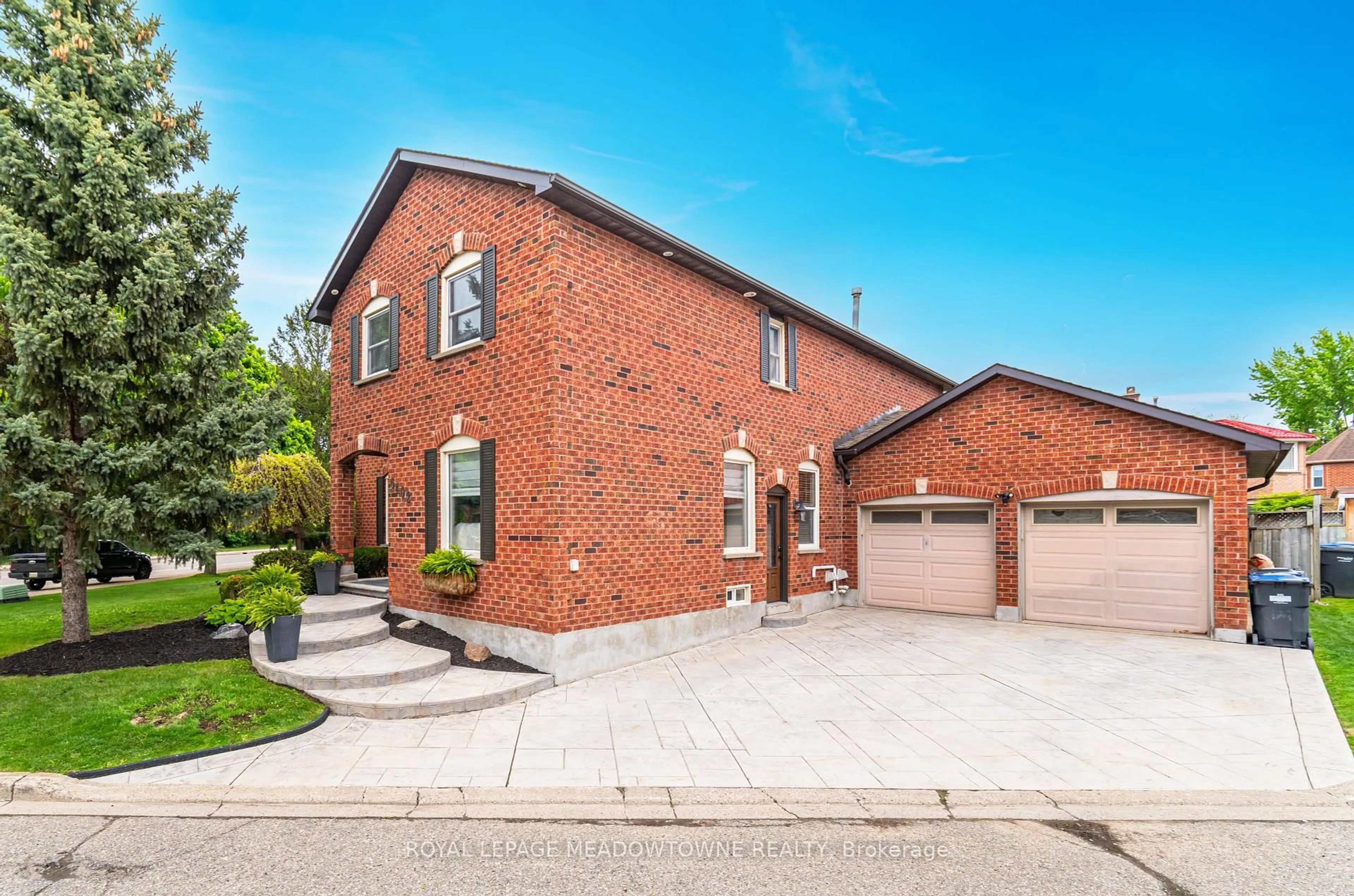 Home with brick exterior material, street for 6402 Tenth Line, Mississauga Ontario L5N 5T4