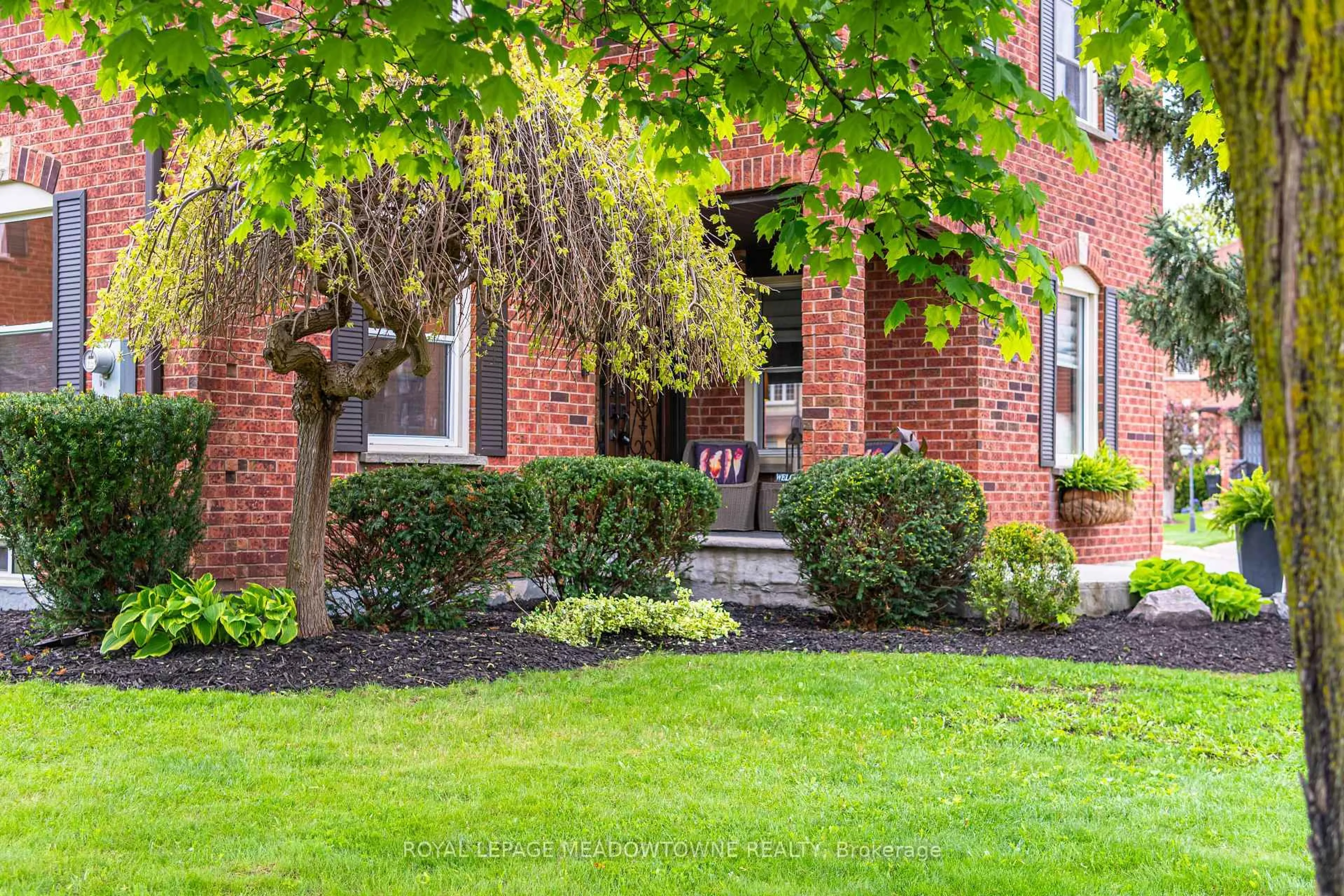 Home with brick exterior material, street for 6402 Tenth Line, Mississauga Ontario L5N 5T4
