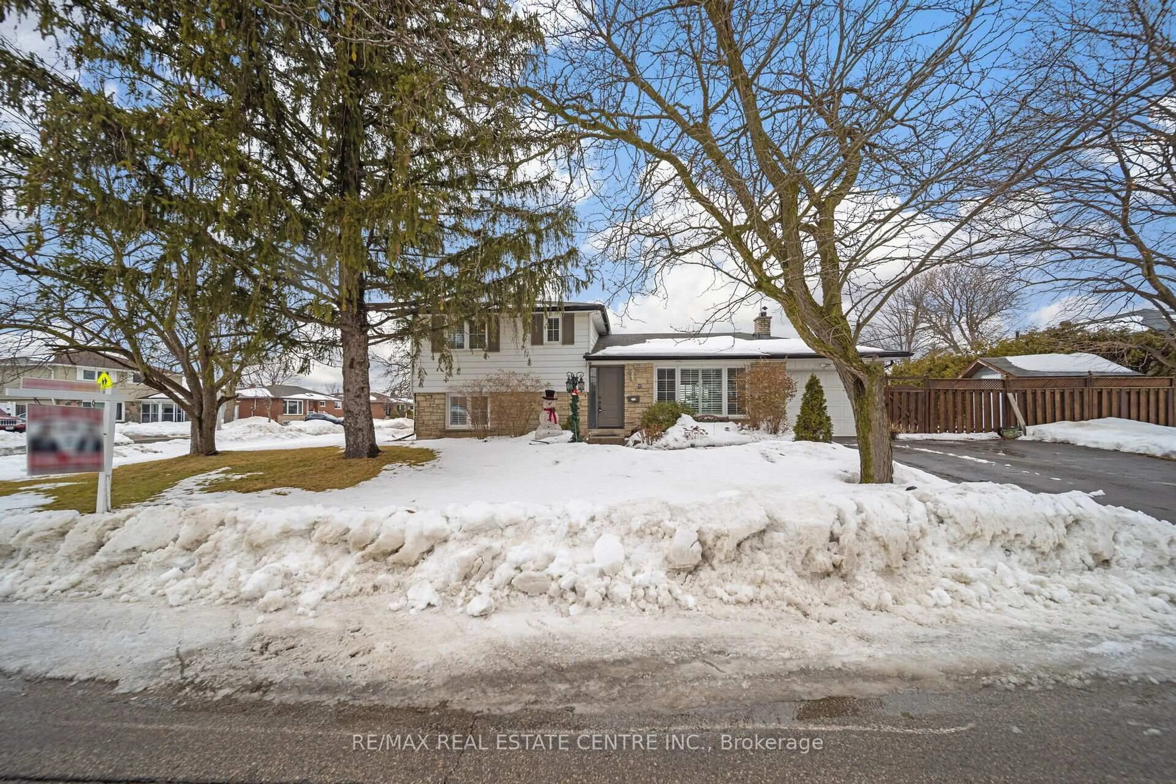 A pic from outside/outdoor area/front of a property/back of a property/a pic from drone, street for 2 Chesterfield Rd, Brampton Ontario L6W 1K9