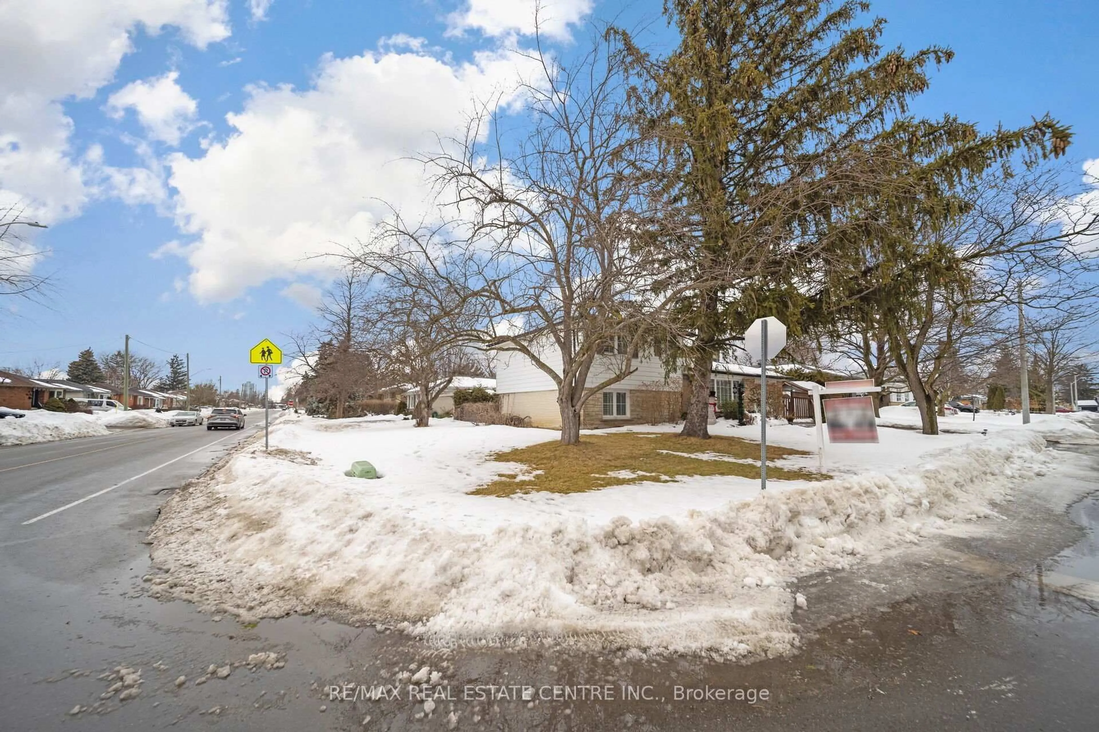 A pic from outside/outdoor area/front of a property/back of a property/a pic from drone, street for 2 Chesterfield Rd, Brampton Ontario L6W 1K9