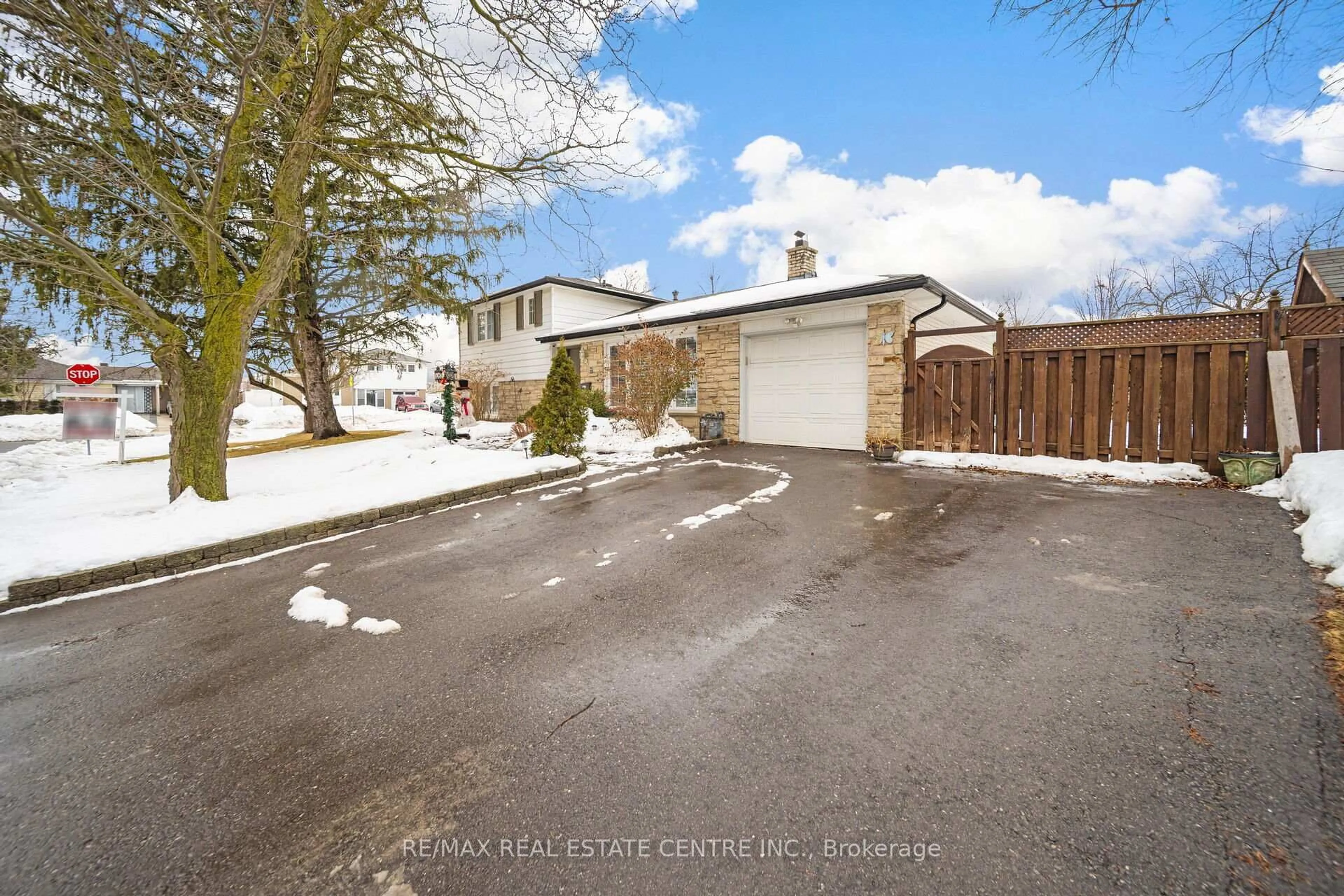 A pic from outside/outdoor area/front of a property/back of a property/a pic from drone, street for 2 Chesterfield Rd, Brampton Ontario L6W 1K9