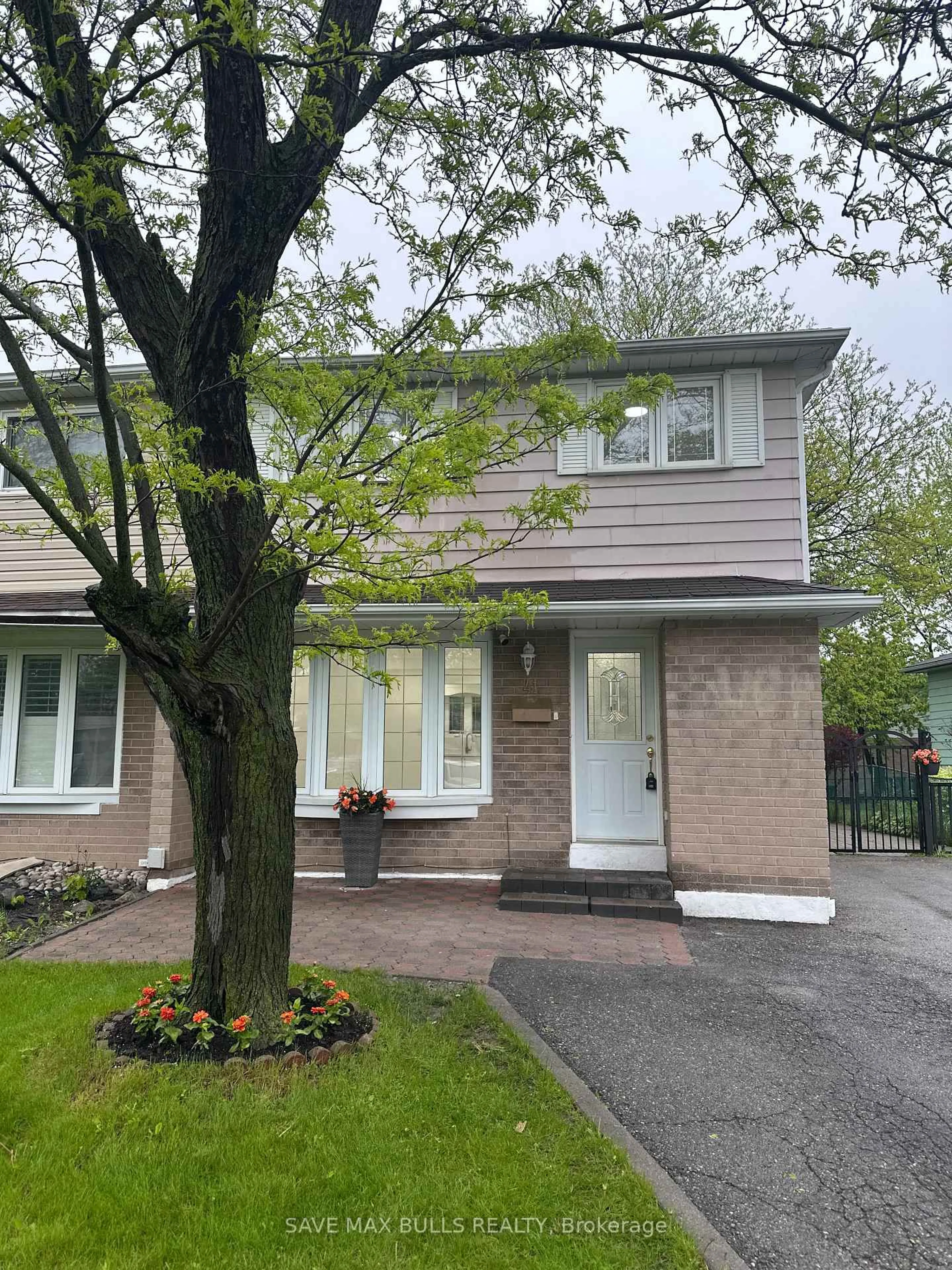 Home with vinyl exterior material, street for 41 Glenmore Cres, Brampton Ontario L6S 1H9
