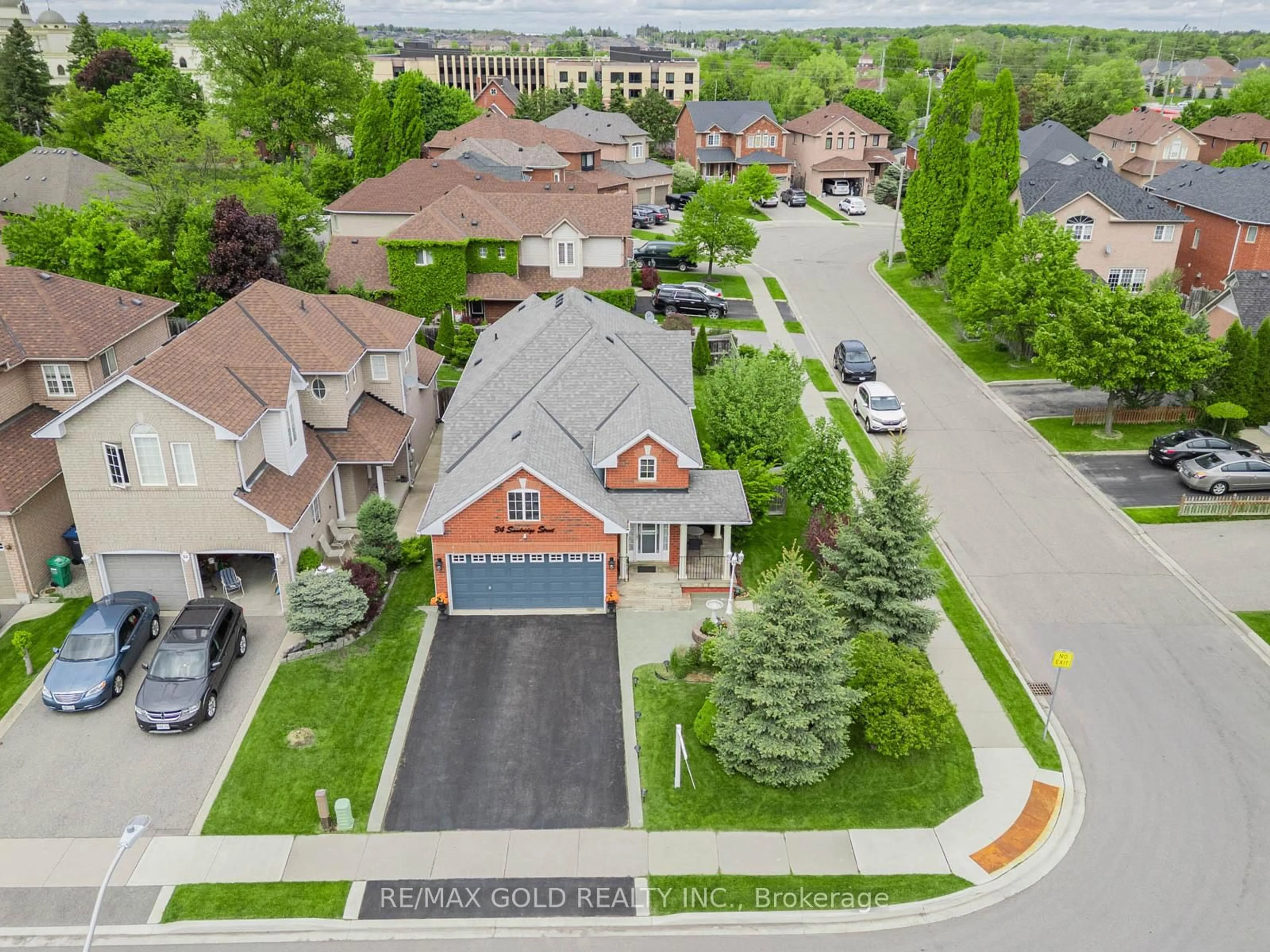 A pic from outside/outdoor area/front of a property/back of a property/a pic from drone, street for 34 Sundridge St, Brampton Ontario L7A 2J9