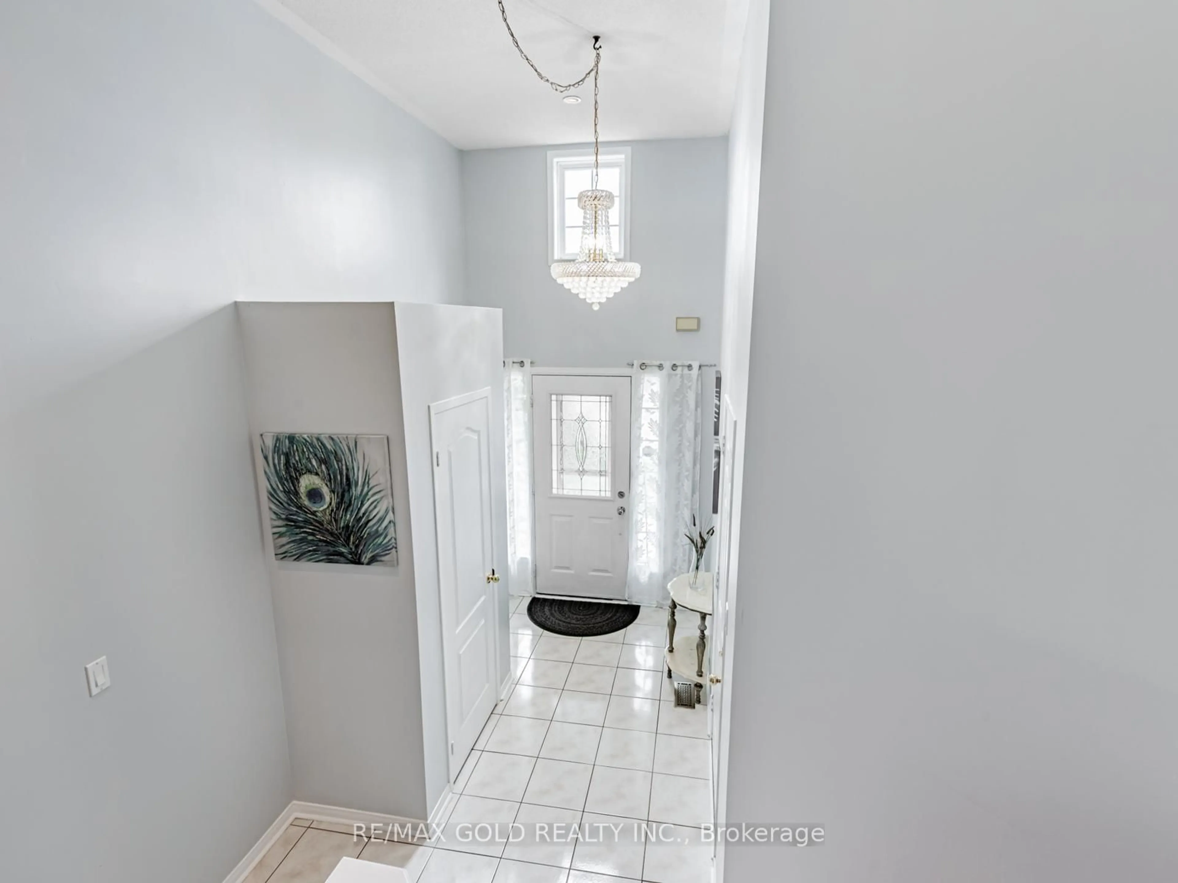 Indoor entryway for 34 Sundridge St, Brampton Ontario L7A 2J9