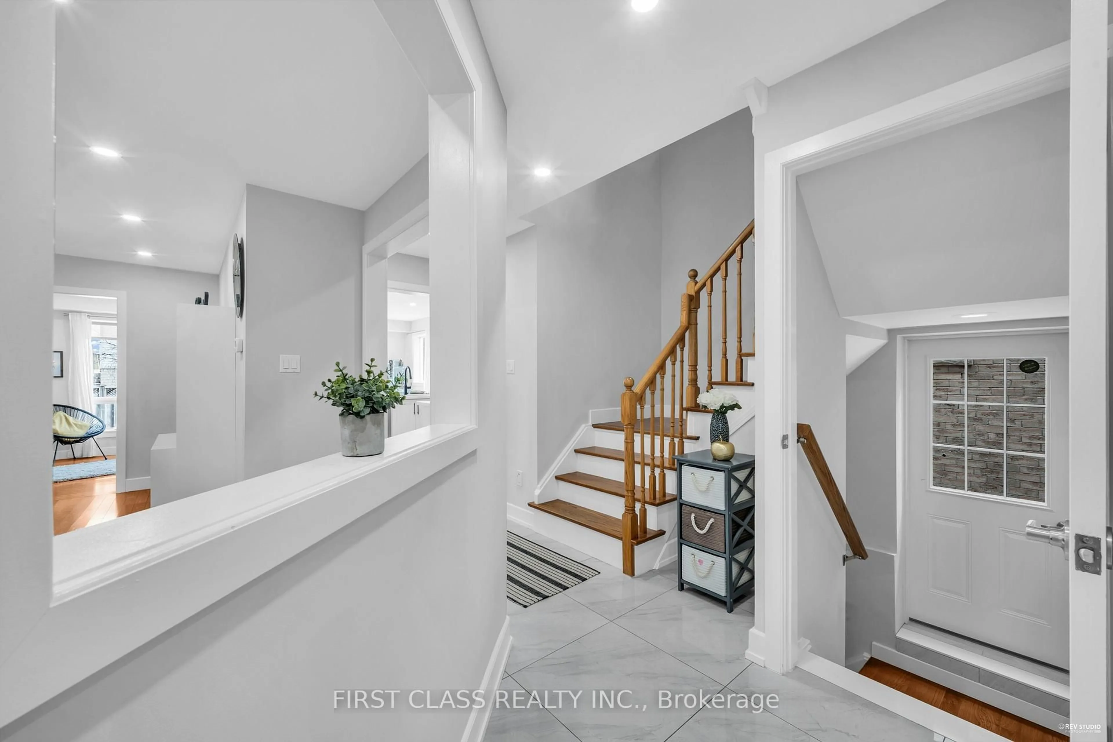 Indoor entryway for 5893 Leeside Cres, Mississauga Ontario L5M 5L6