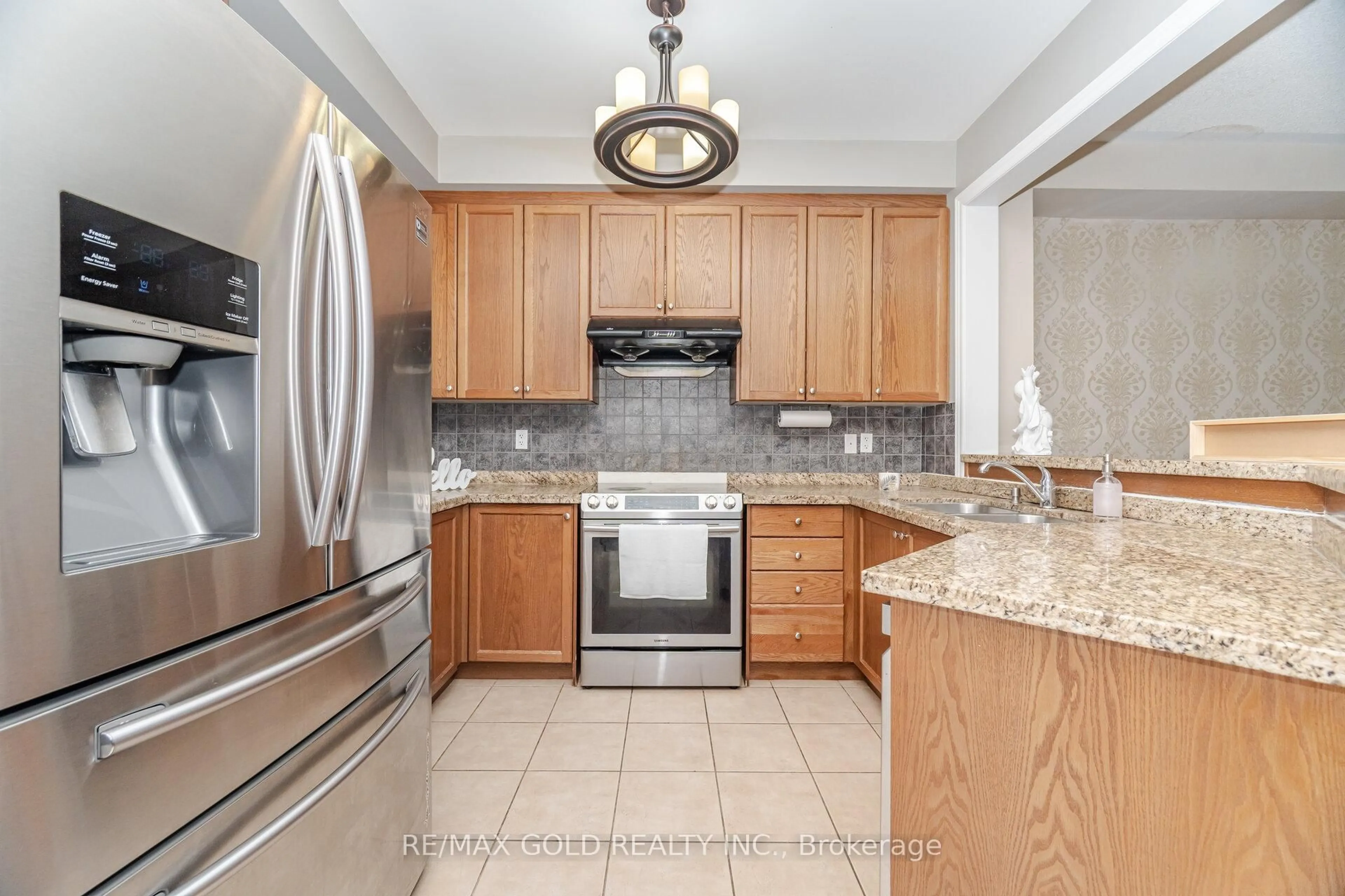 Standard kitchen, ceramic/tile floor for 13 Fawson Cove Way, Brampton Ontario L6R 0G7