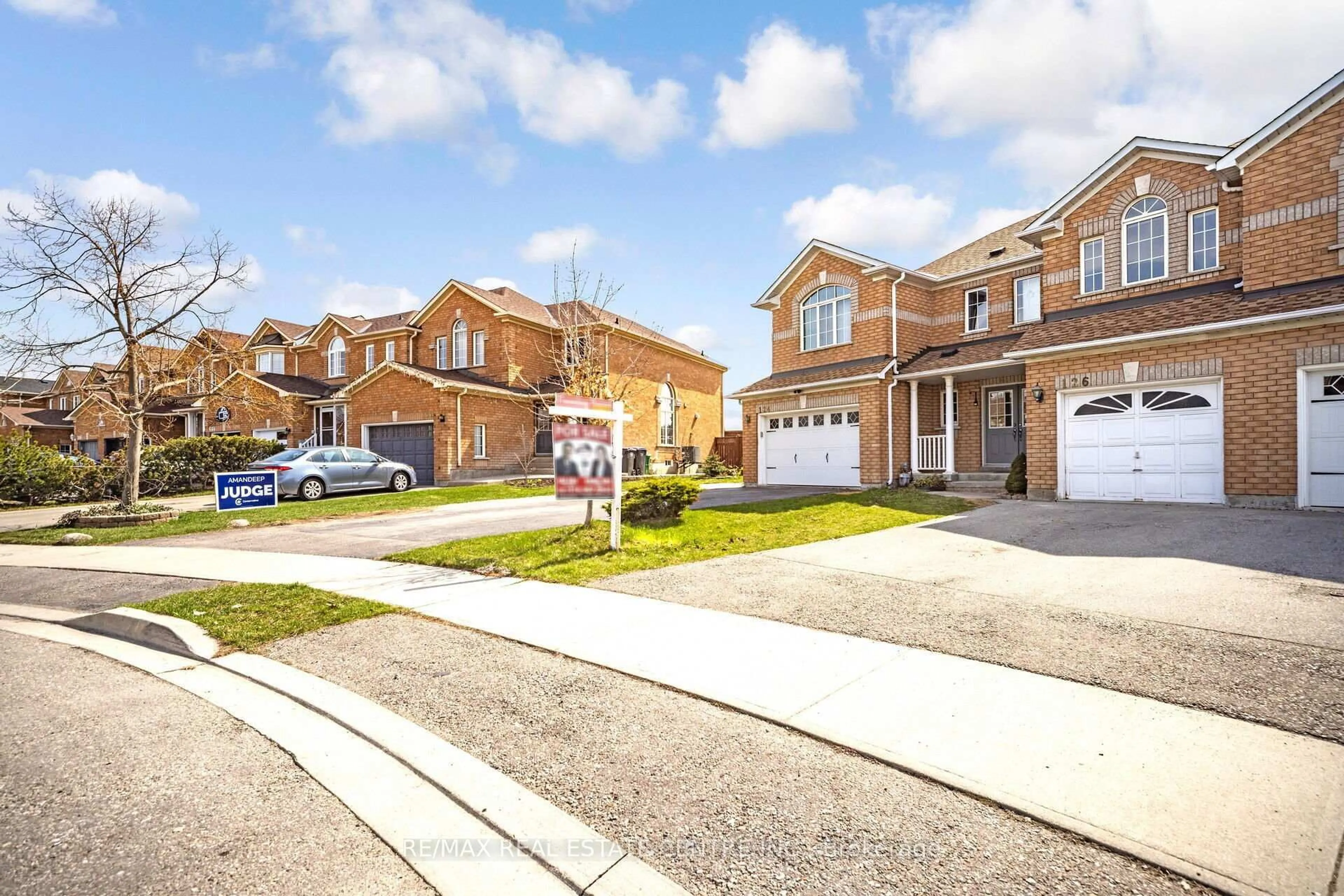 A pic from outside/outdoor area/front of a property/back of a property/a pic from drone, street for 126 Sandyshores Dr, Brampton Ontario L6R 2M3