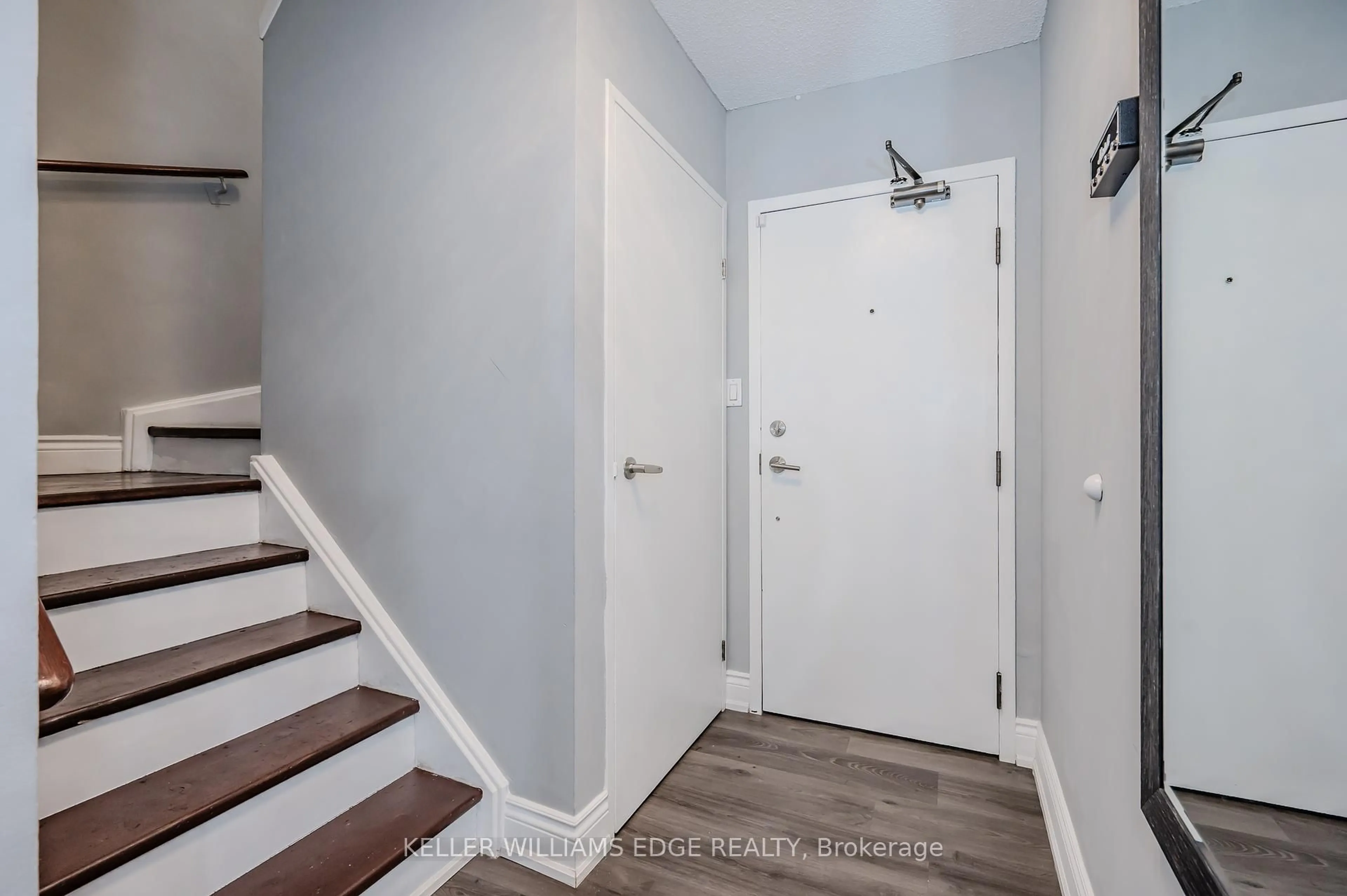 Indoor entryway for 1000 Cedarglen Gate #625, Mississauga Ontario L5C 3Z5